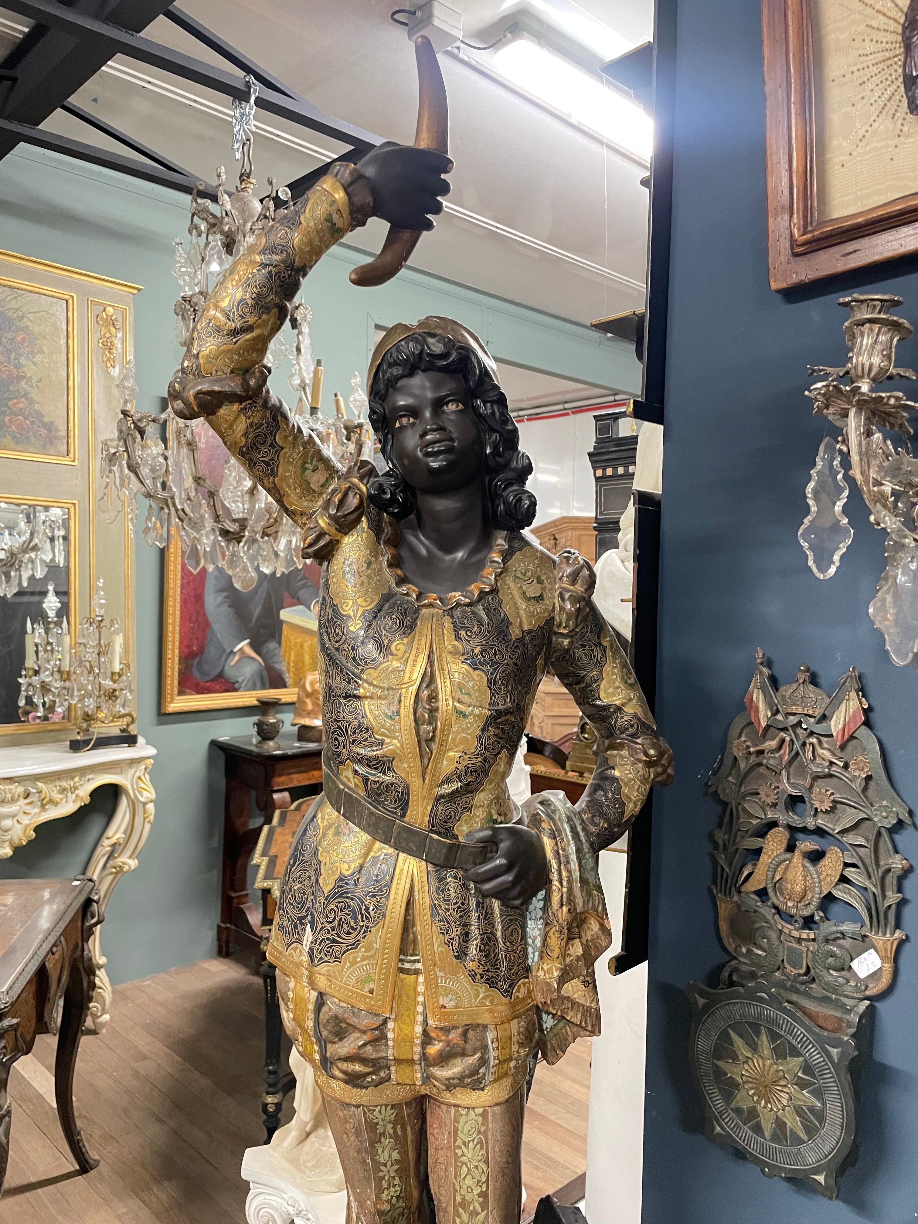 Important nubien porte torchère en bois doré polychrome époque fin XIXème