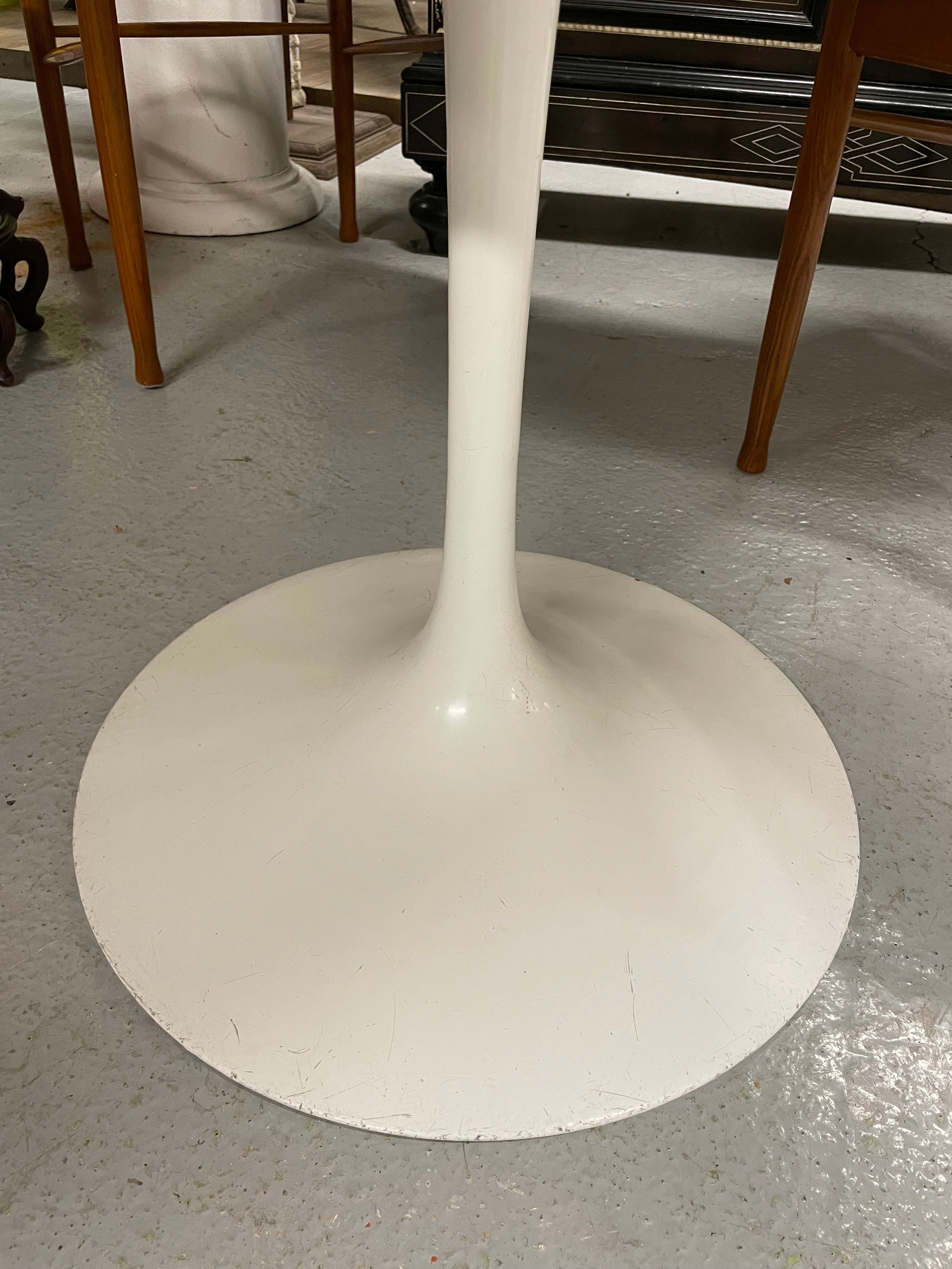 Table Knoll Eero Saarinen Modèle Tulipe En Marbre 107 Cm