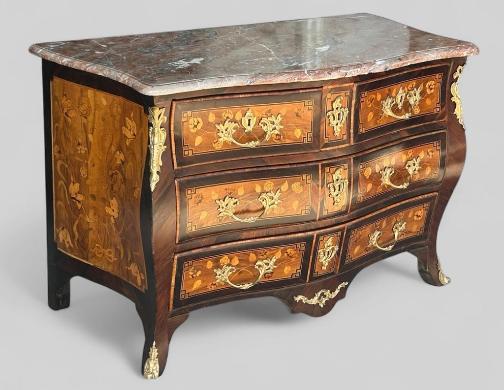 Commode tombeau Louis XV en marqueterie de fleurs d’époque XVIIIème siècle