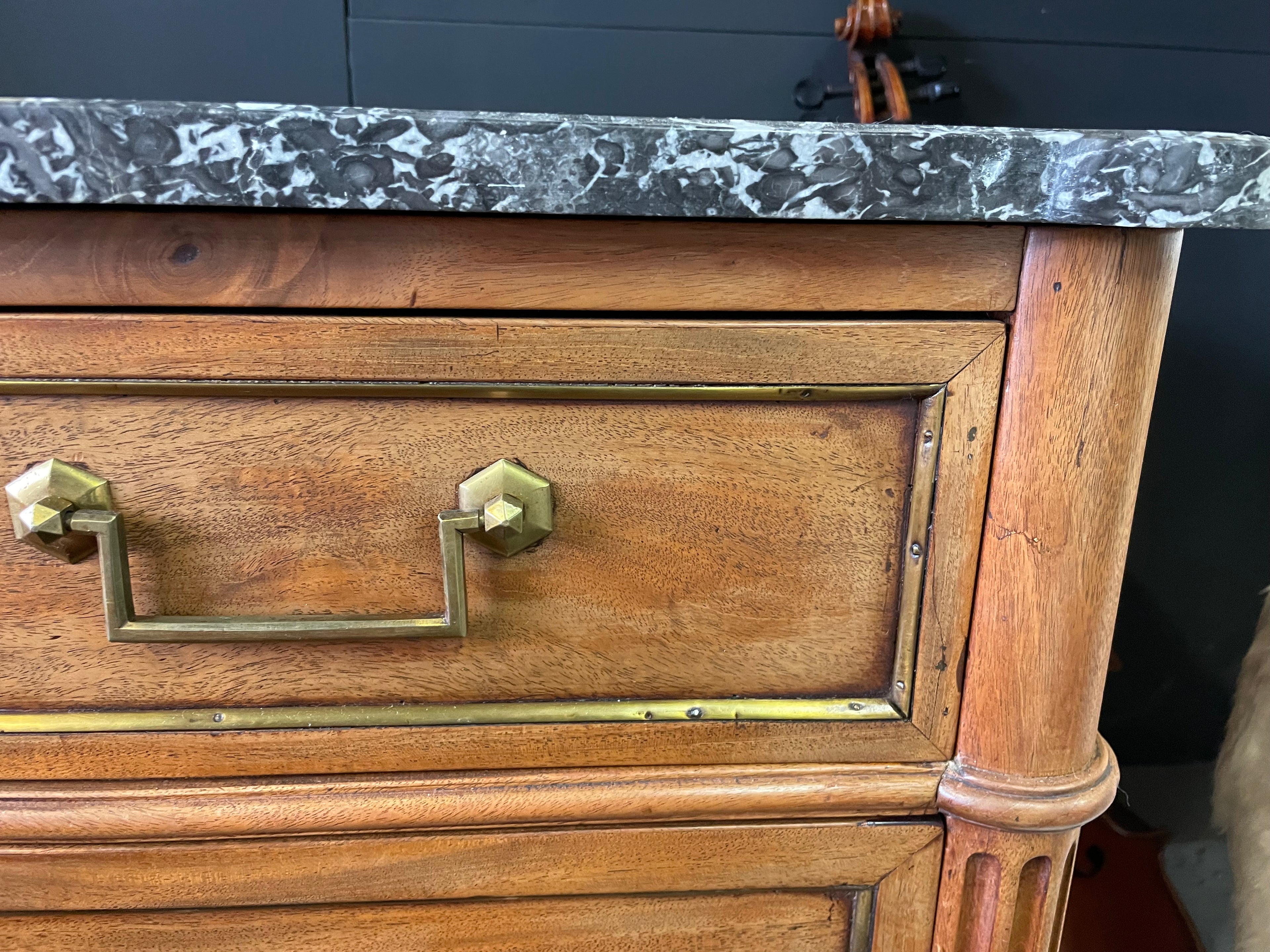 Commode époque Louis XVI en acajou
