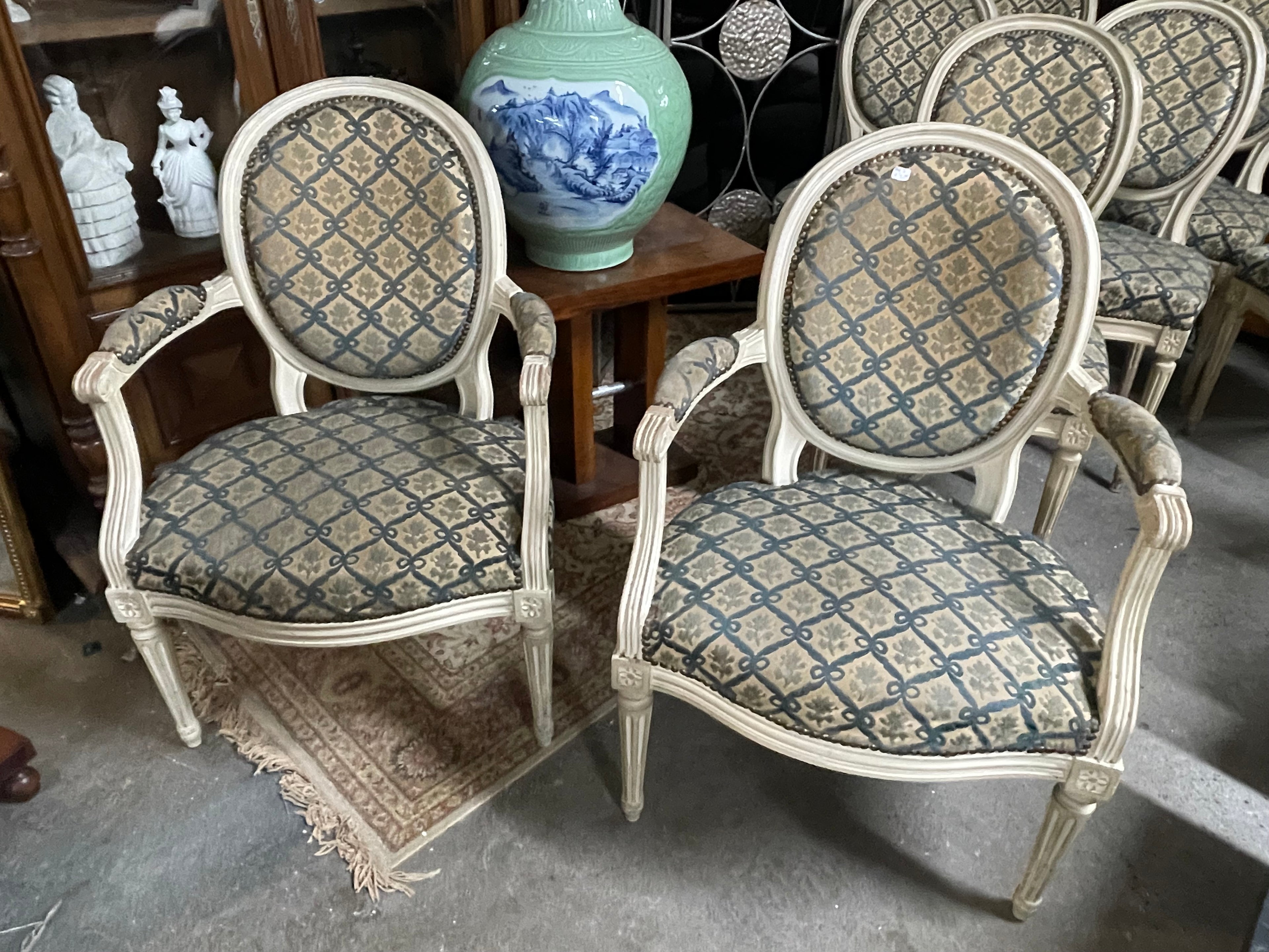 Paire de fauteuils médaillon de style Louis XVI
