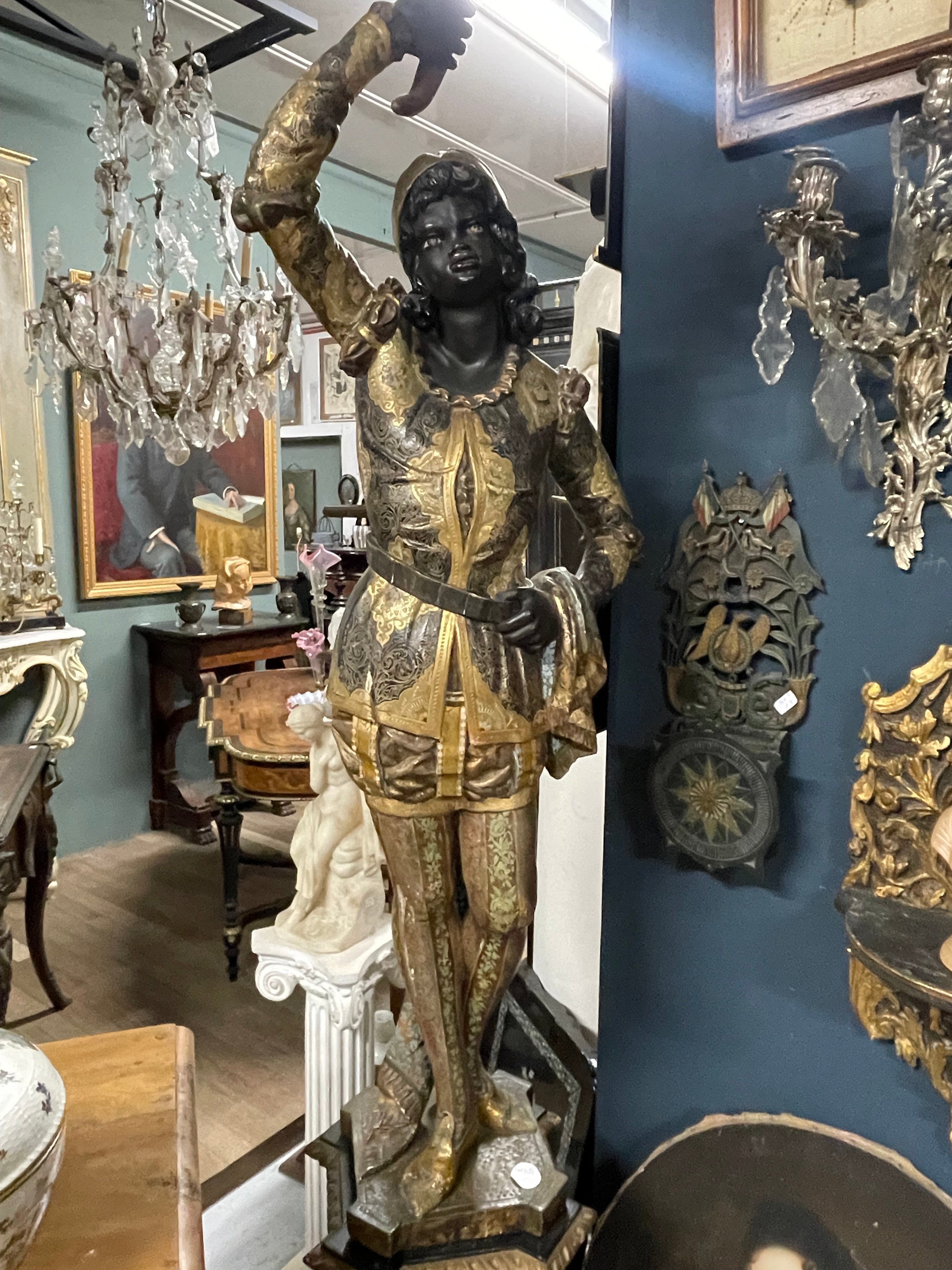 Important nubien porte torchère en bois doré polychrome époque fin XIXème
