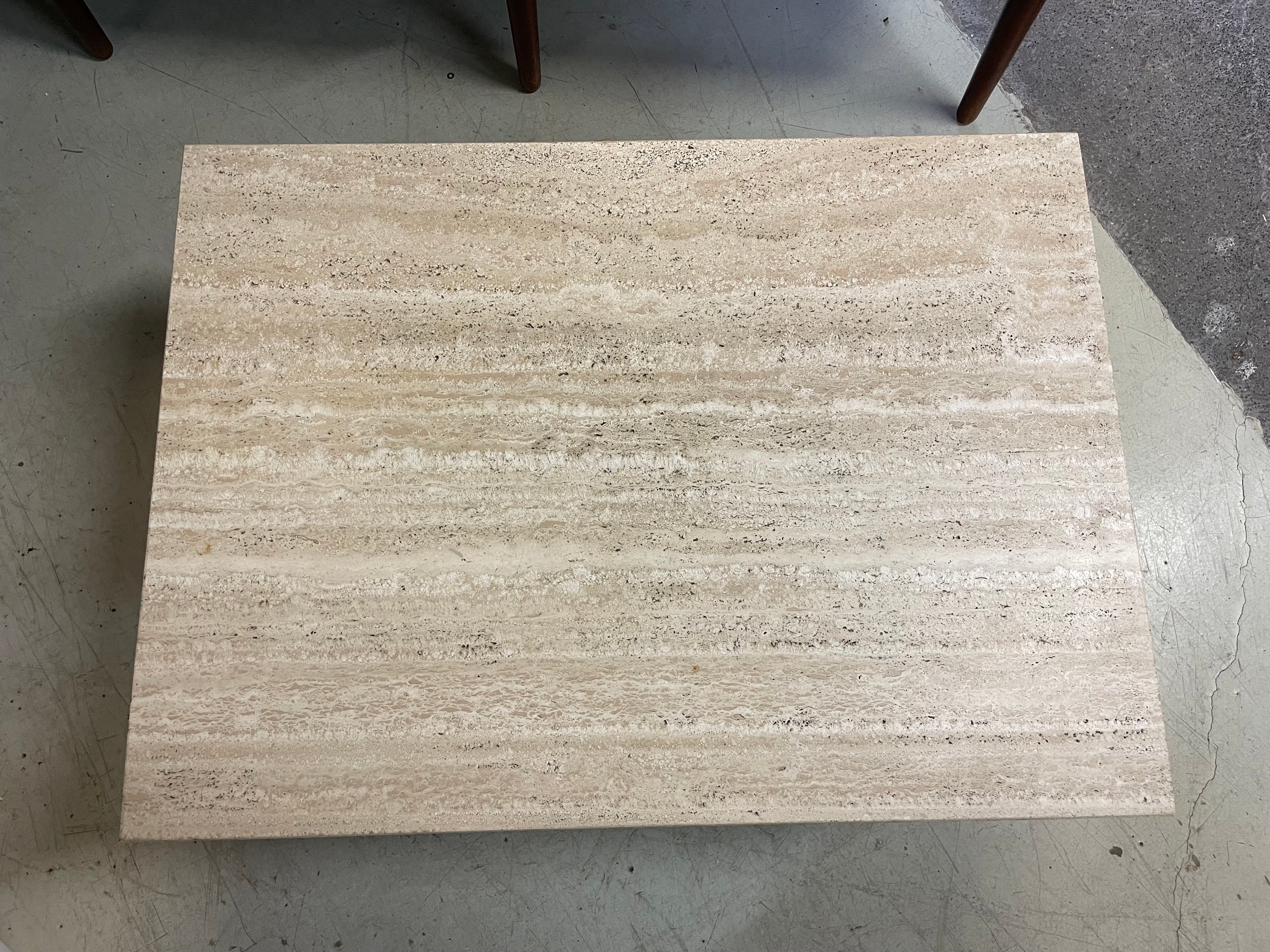 Table basse en travertin