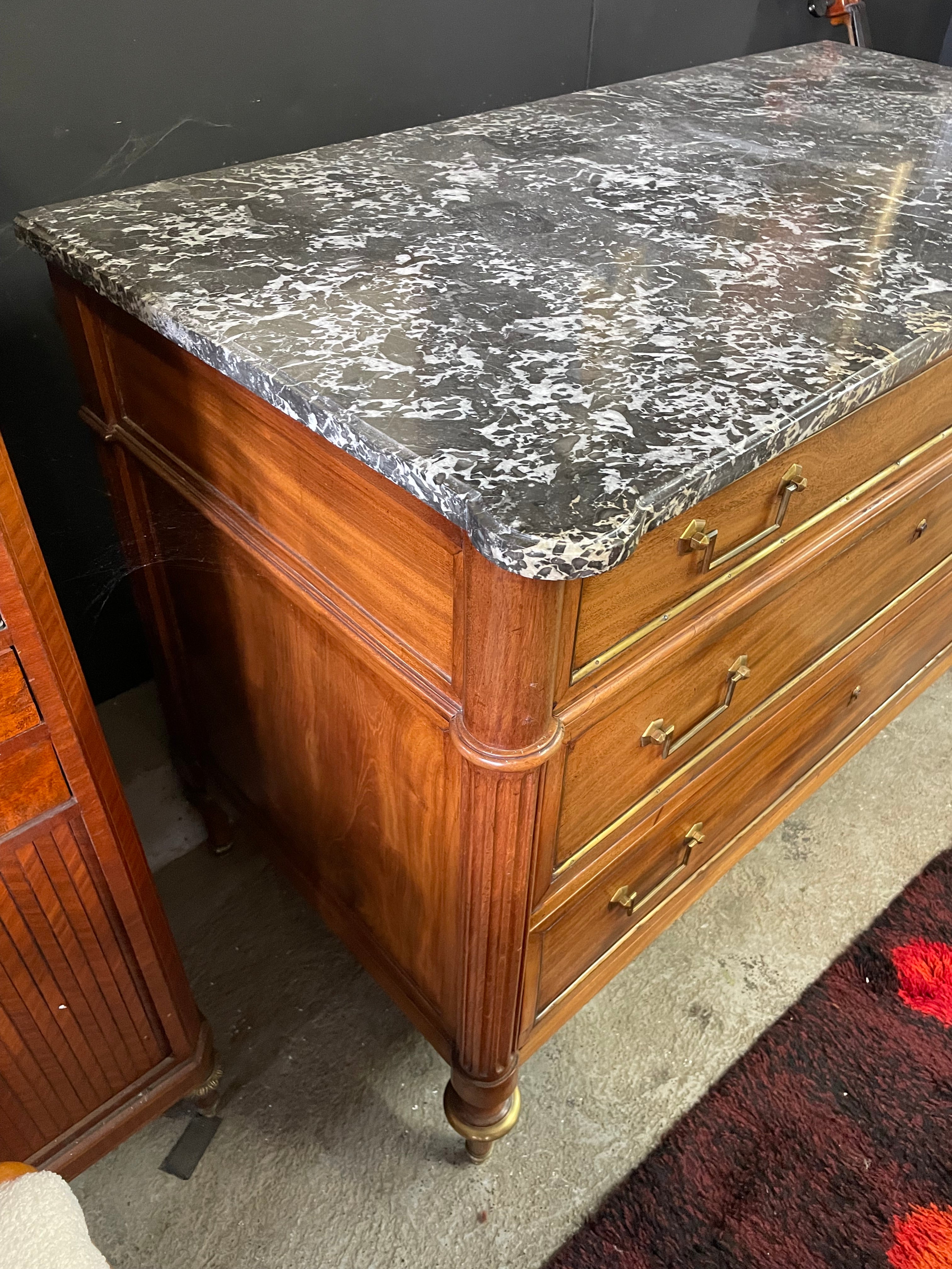 Commode époque Louis XVI en acajou