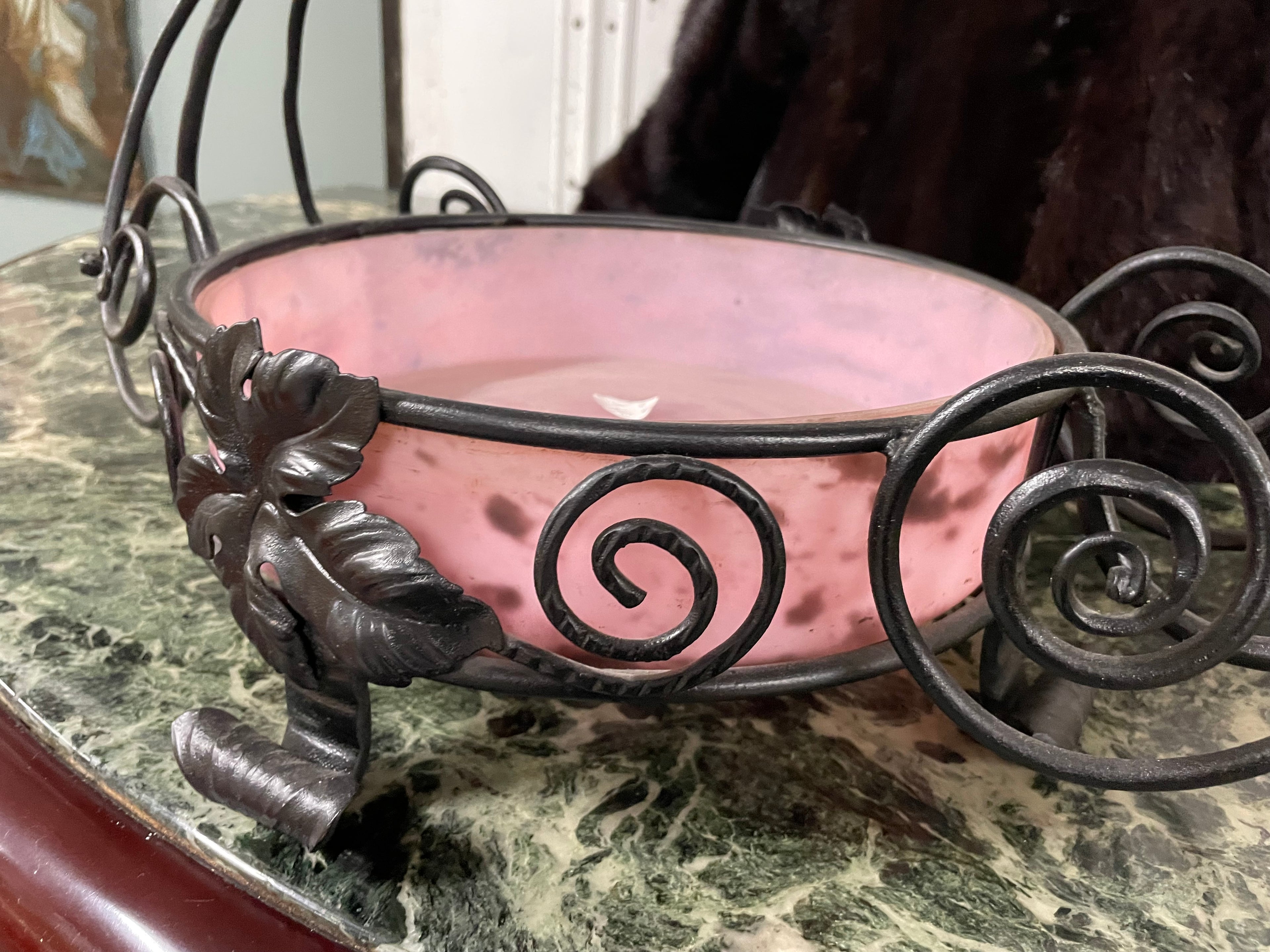 Coupe d’époque art déco en pâte de verre et fer forgé