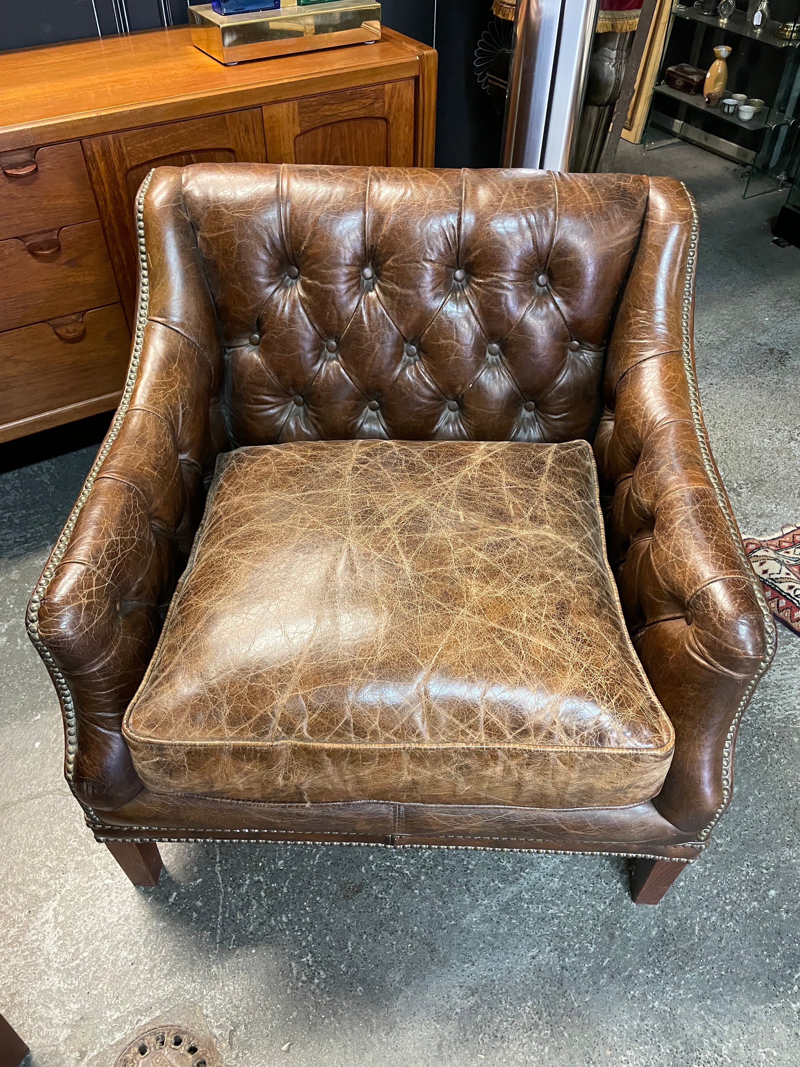 Paire fauteuils chesterfield cuir