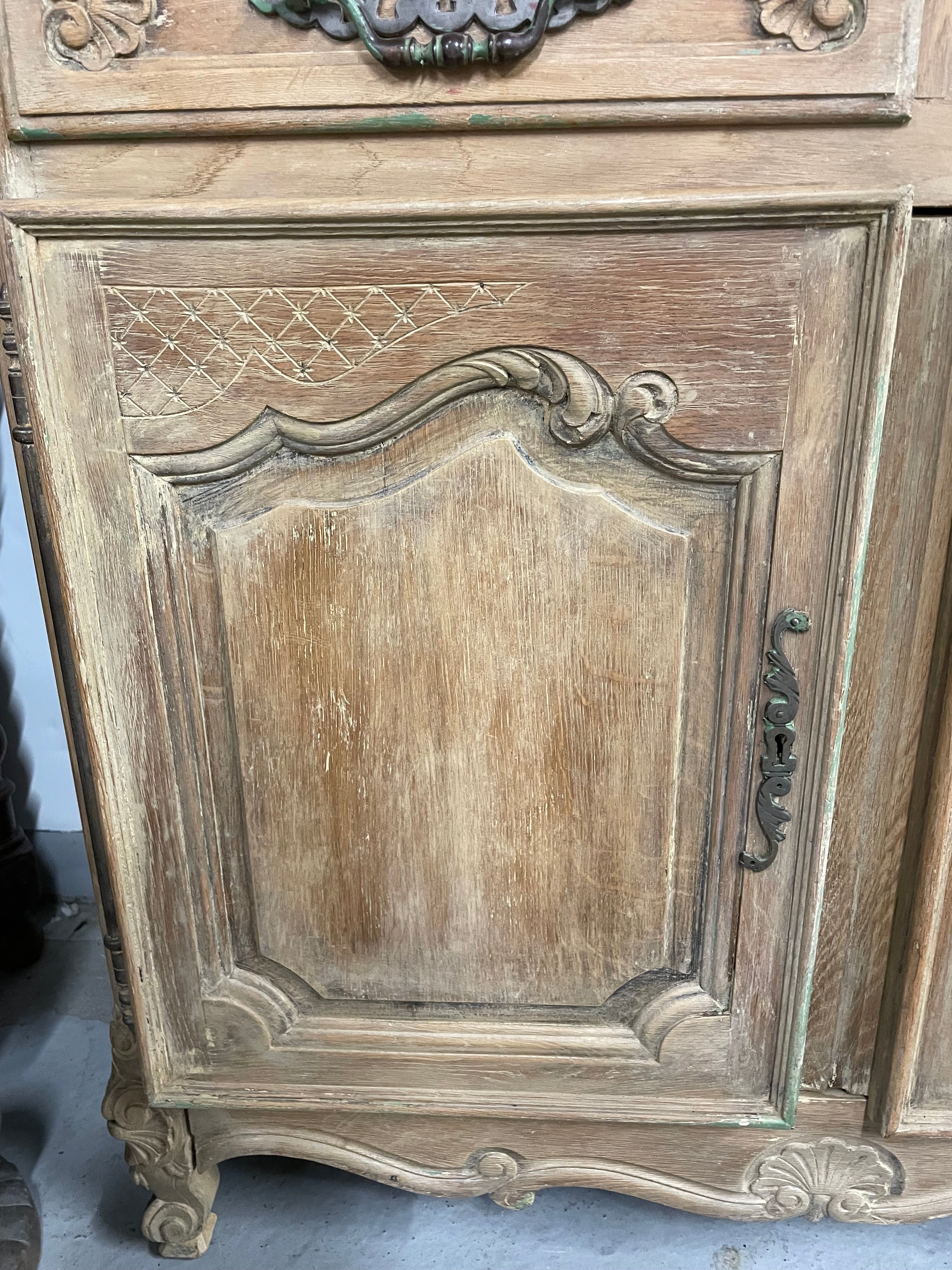 Buffet rustique en chêne sablé style Louis XV