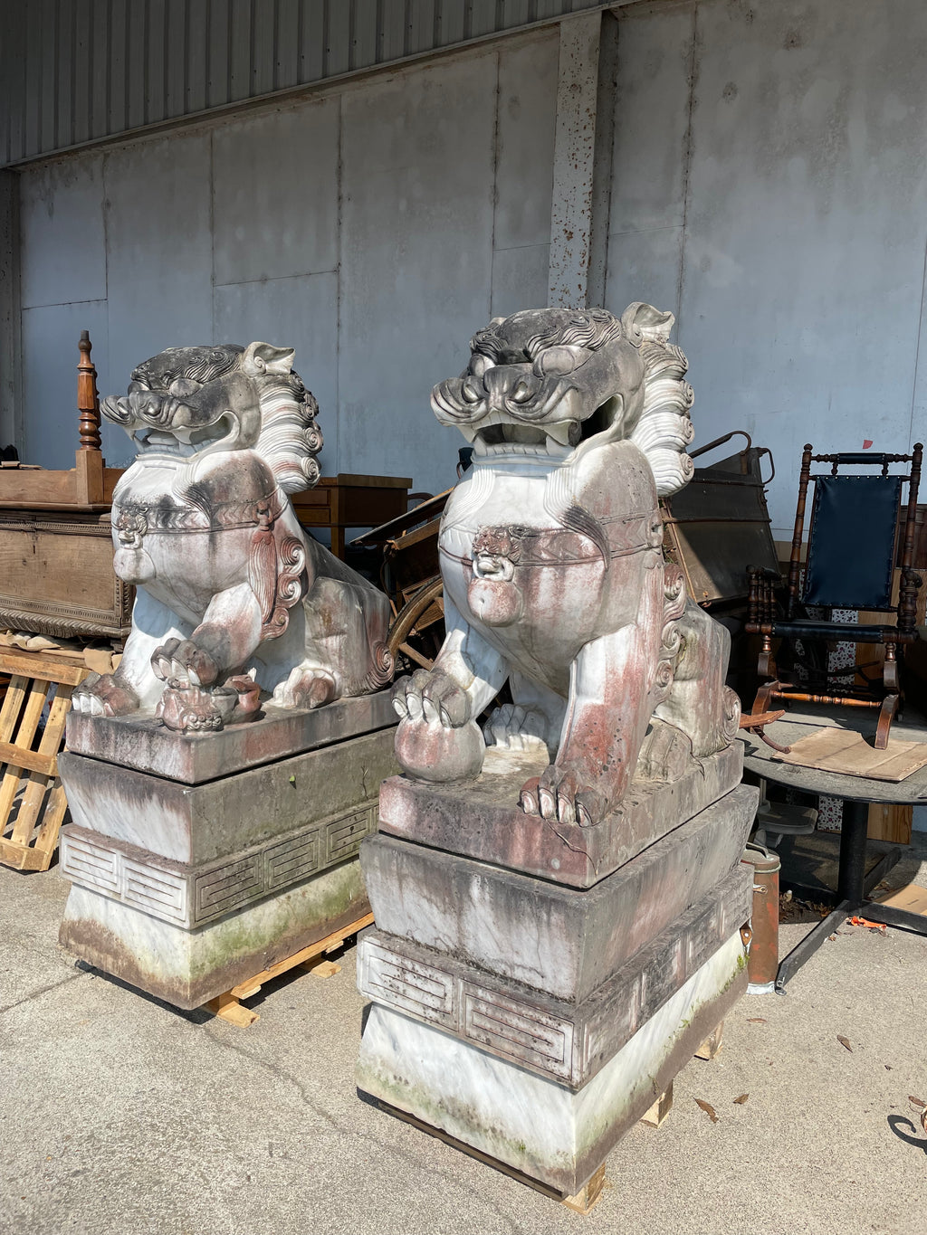 IMPORTANTE PAIRE DE CHIENS DE FÔ GARDIENS DE TEMPLE SCULPTURE EN MARBRE HAUTEUR 180 CM