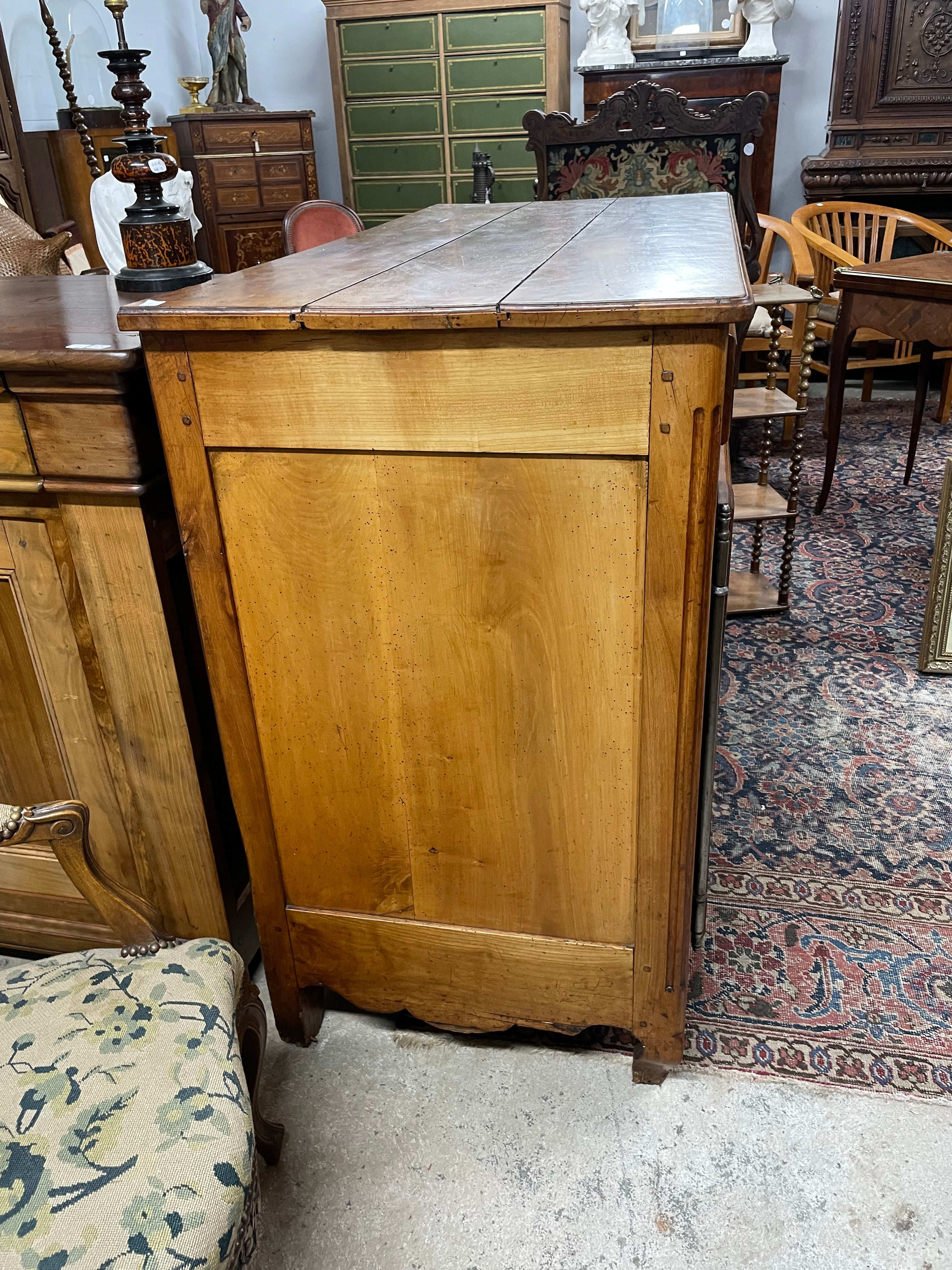 VENDU - Buffet rustique Louis XV en noyer 19ème