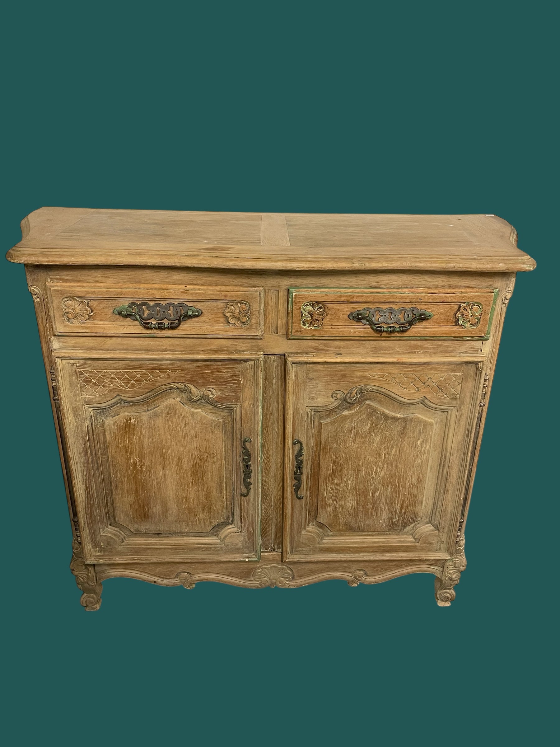 Buffet rustique en chêne sablé style Louis XV