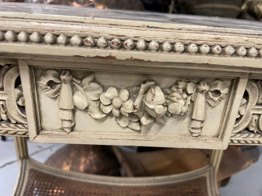 Petite table d’appoint en bois laqué de style Louis XVI