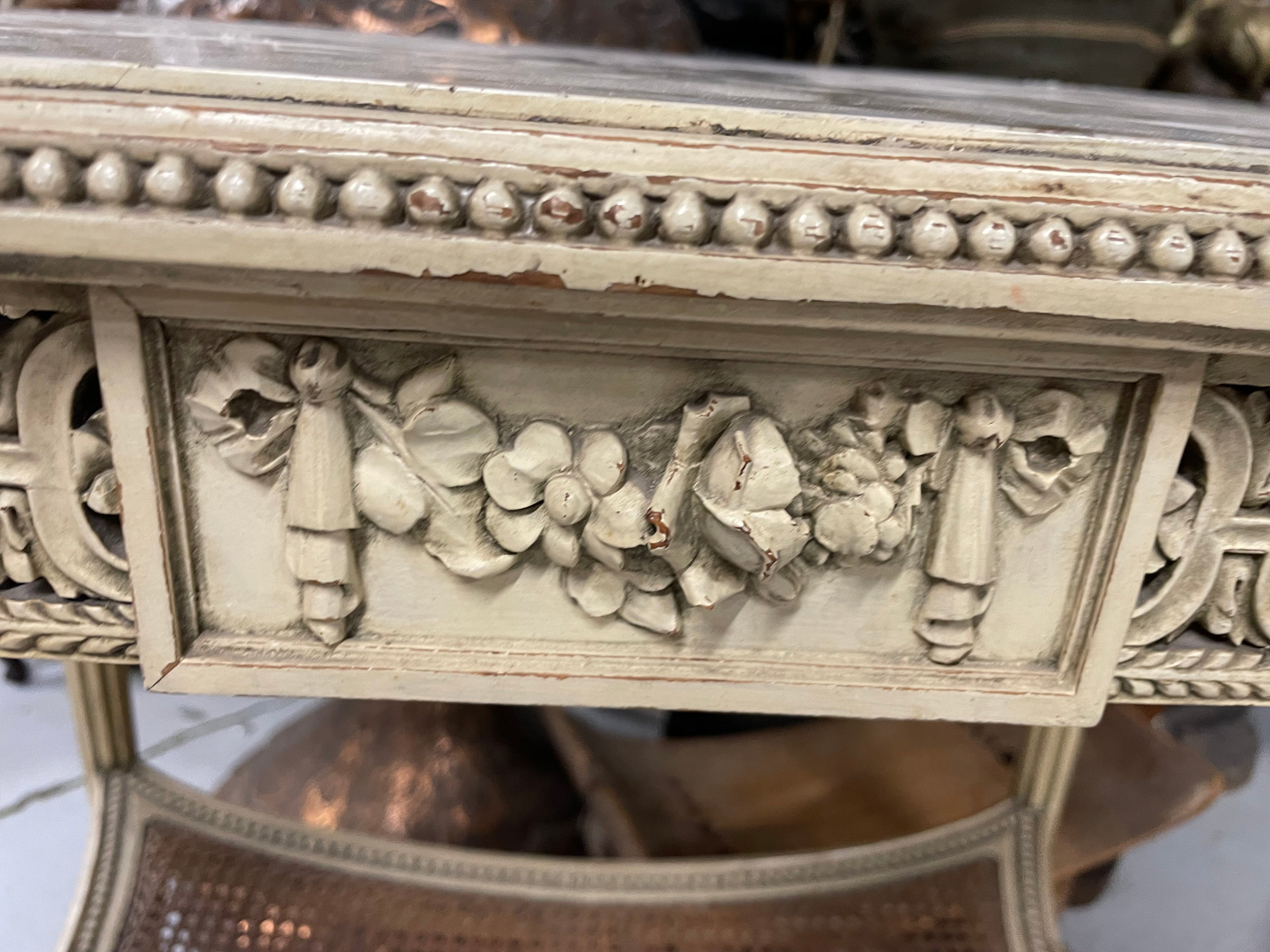 Petite table d’appoint en bois laqué de style Louis XVI