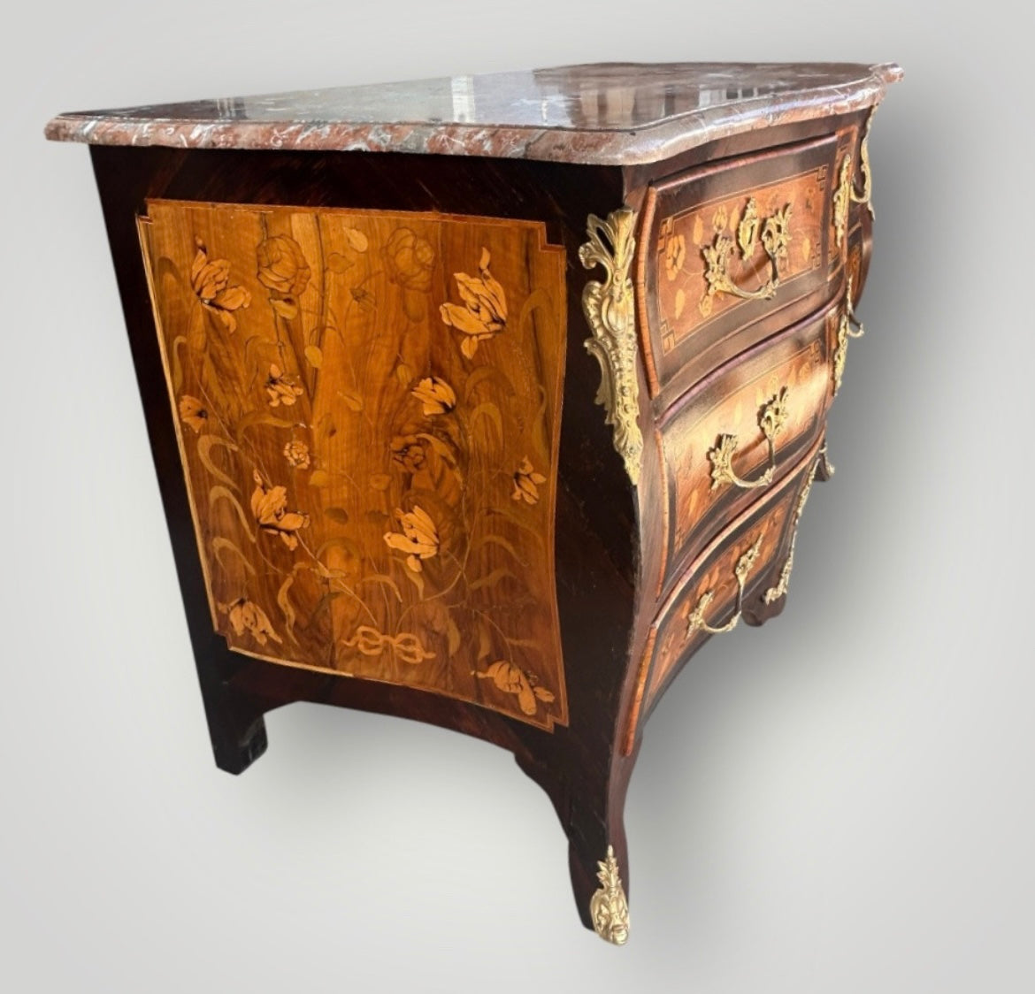 Commode tombeau Louis XV en marqueterie de fleurs d’époque XVIIIème siècle