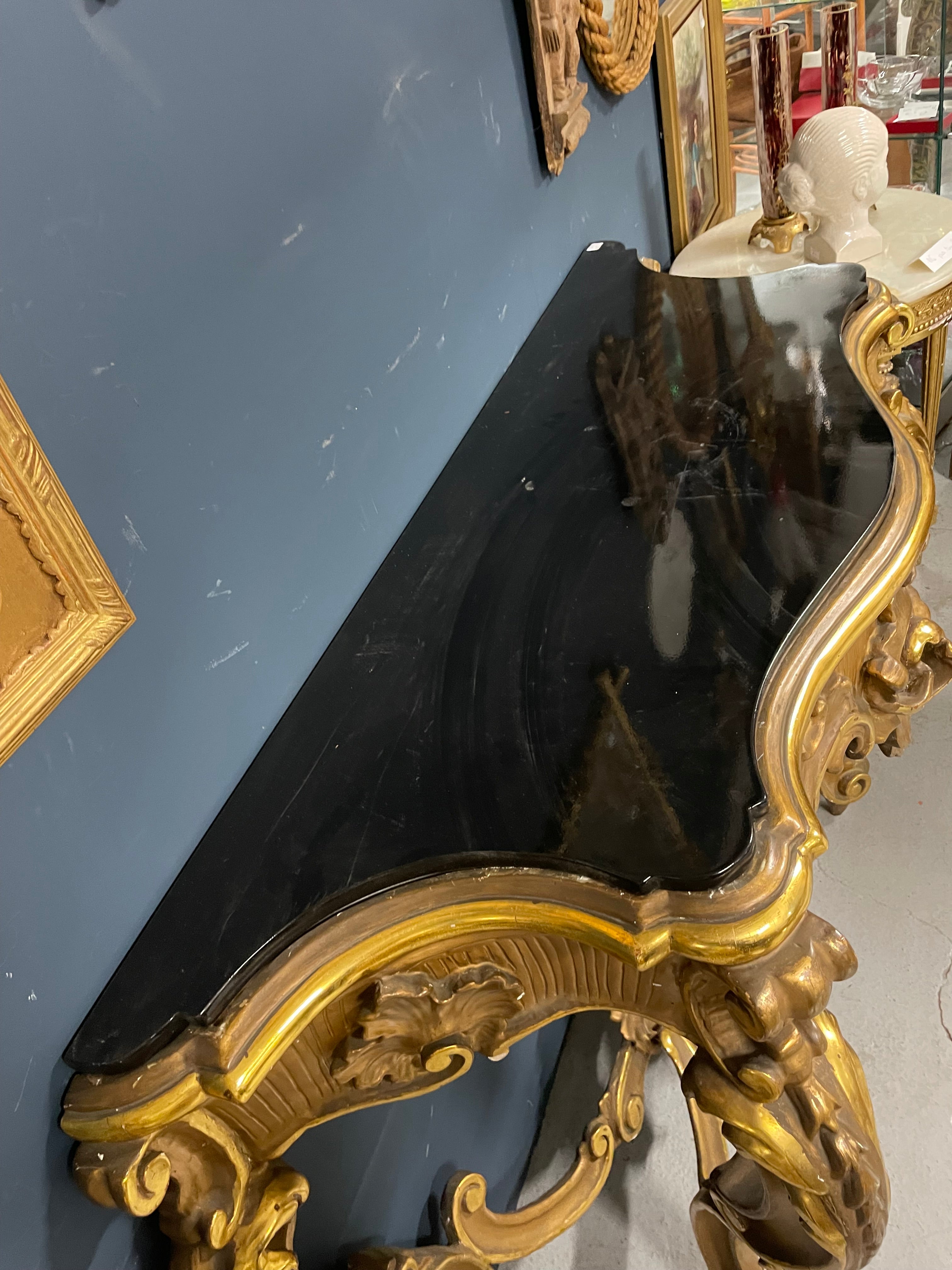 Console en bois doré de style Louis XV Rocaille