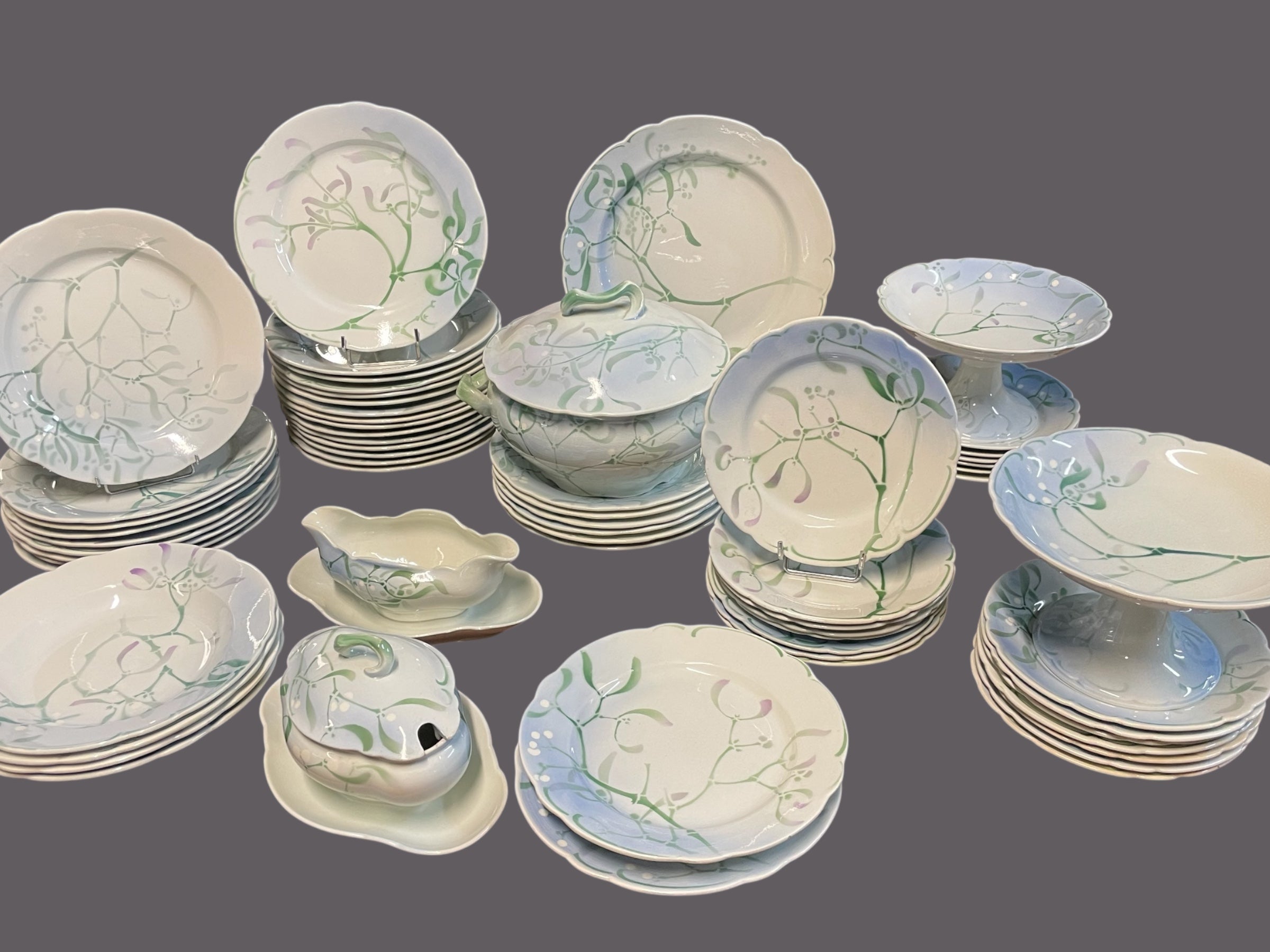 SERVICE DE TABLE AU « GUI » EDMOND LACHENAL FAIENCE KELLER ET GUERIN 62 PIÈCES