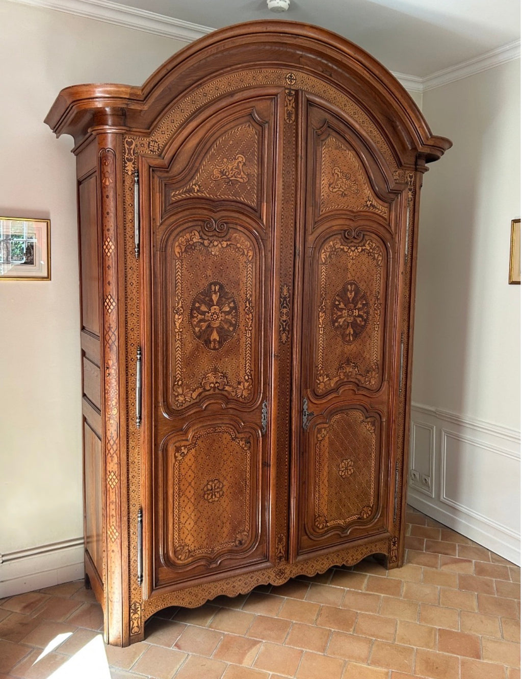 MAGNIFIQUE ARMOIRE EN CHÊNE BLOND ET MARQUETERIE TRAVAIL DE L’EST D’ÉPOQUE DÉBUT XIXÈME