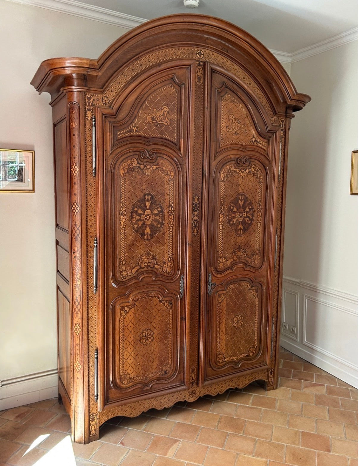 MAGNIFIQUE ARMOIRE EN CHÊNE BLOND ET MARQUETERIE TRAVAIL DE L’EST D’ÉPOQUE DÉBUT XIXÈME