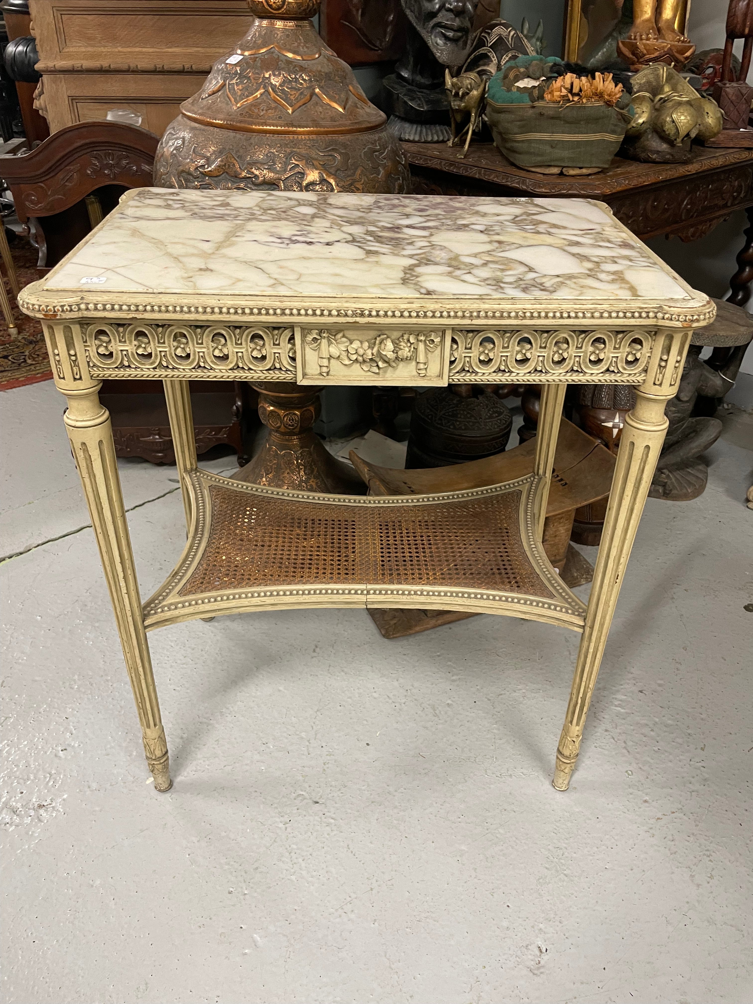 Petite table d’appoint en bois laqué de style Louis XVI