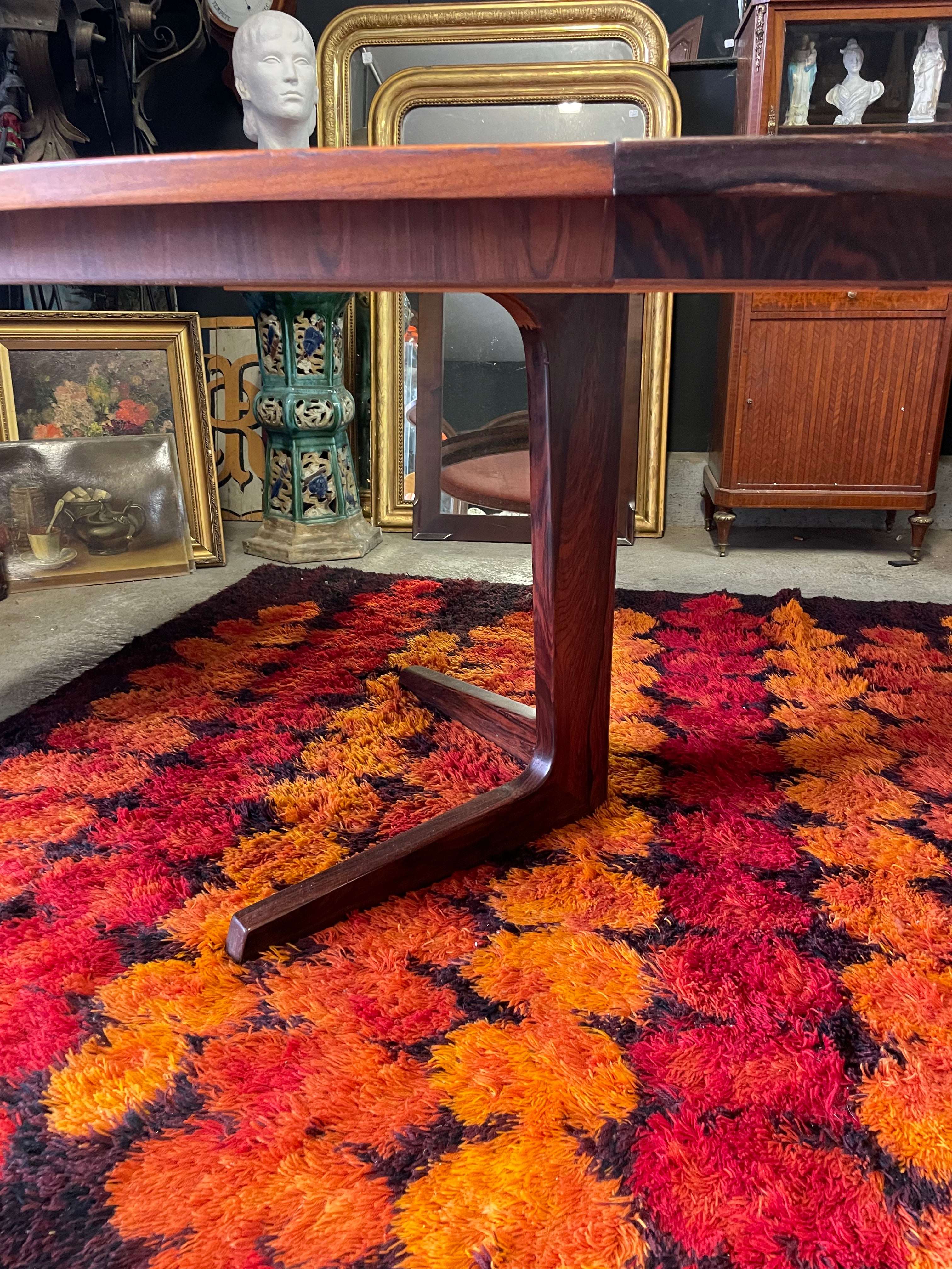 Grande table scandinave en palissandre vers 1960