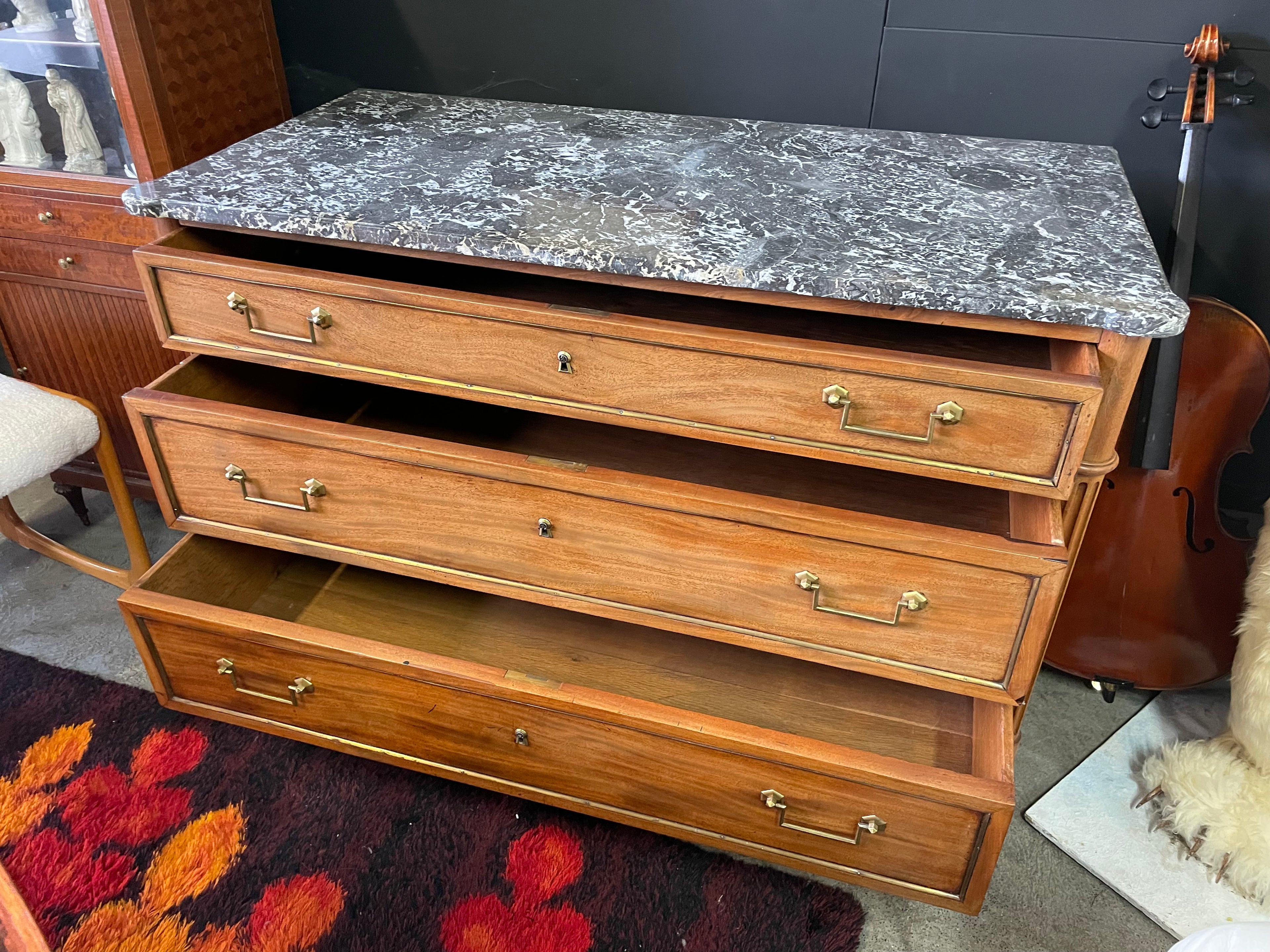 Commode époque Louis XVI en acajou