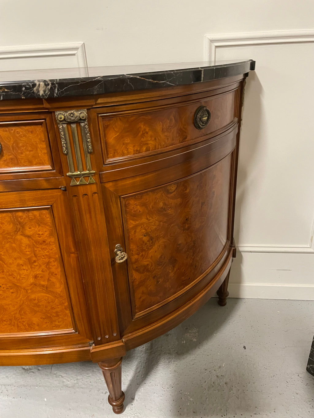 Buffet demi-lune de style Louis XVI