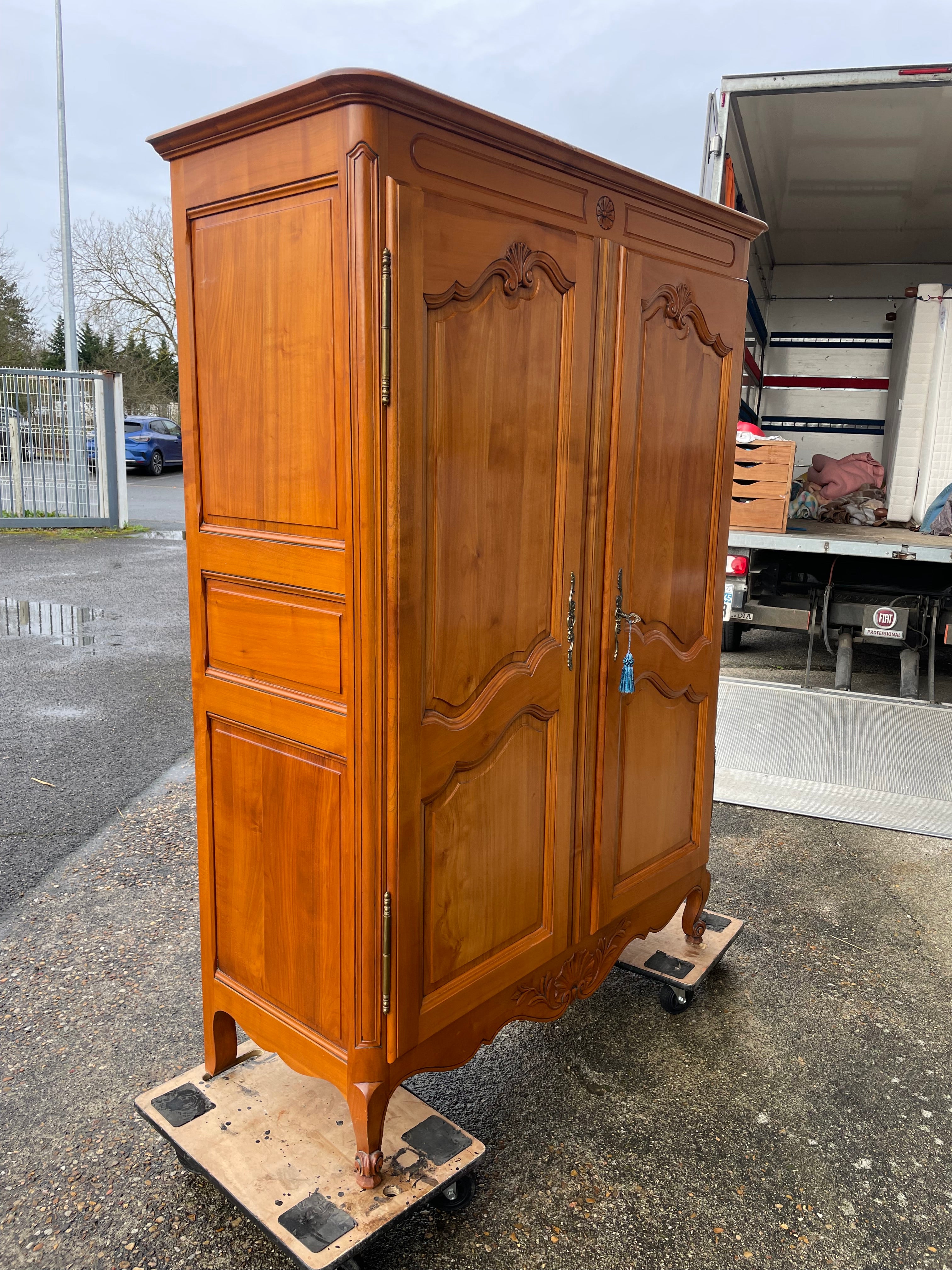 Petite armoire Louis XV en merisier