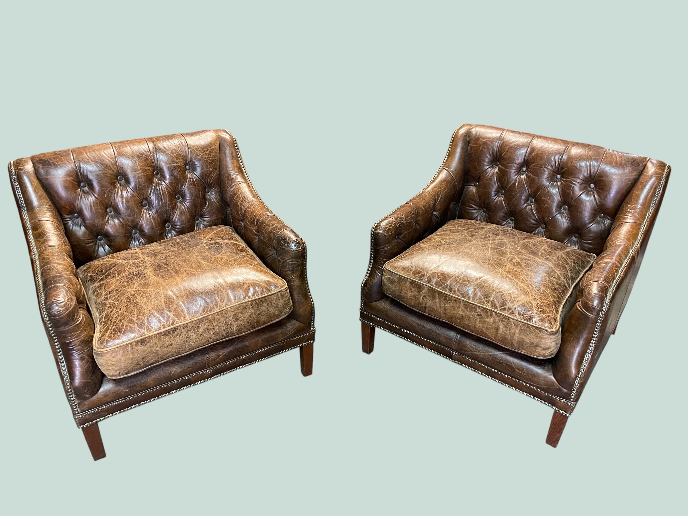 Paire fauteuils chesterfield cuir