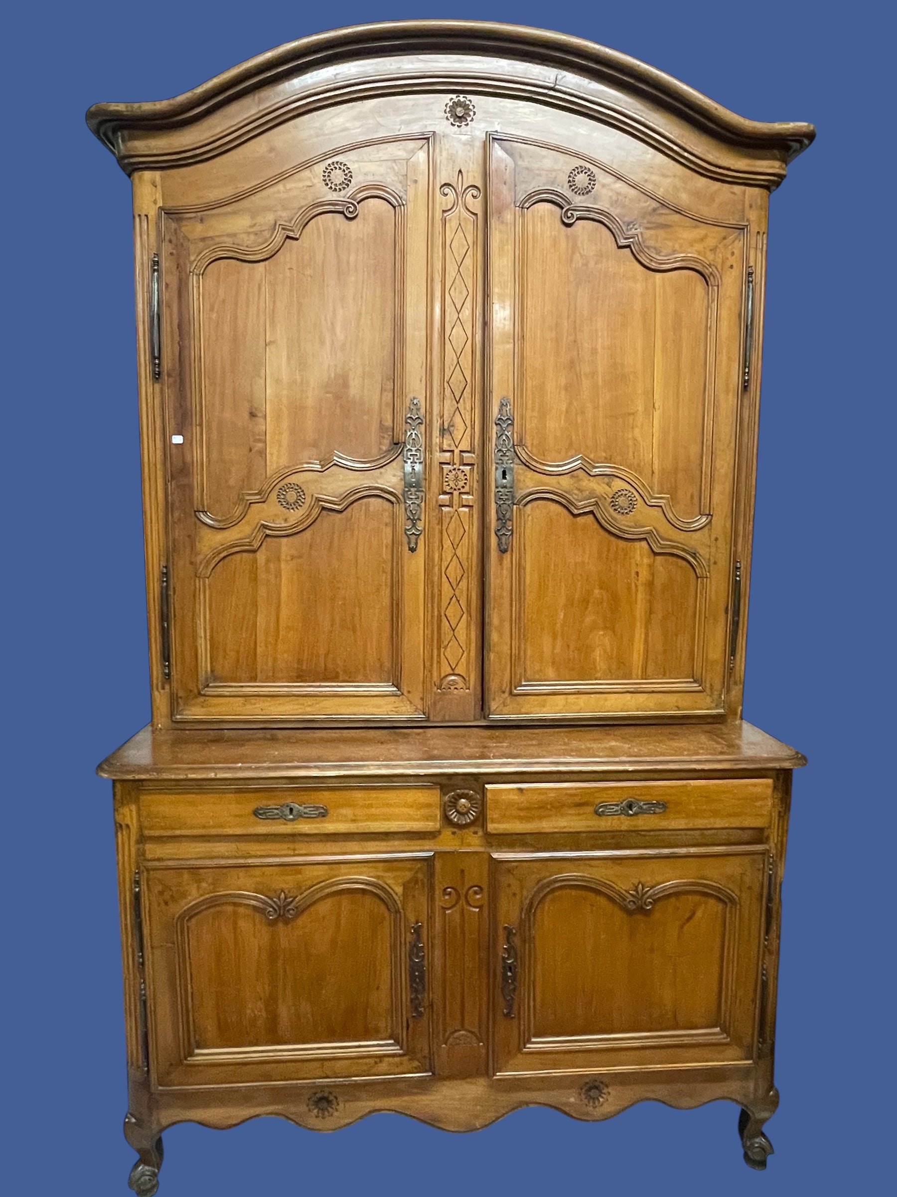 Buffet deux corps rustique de style Louis XV