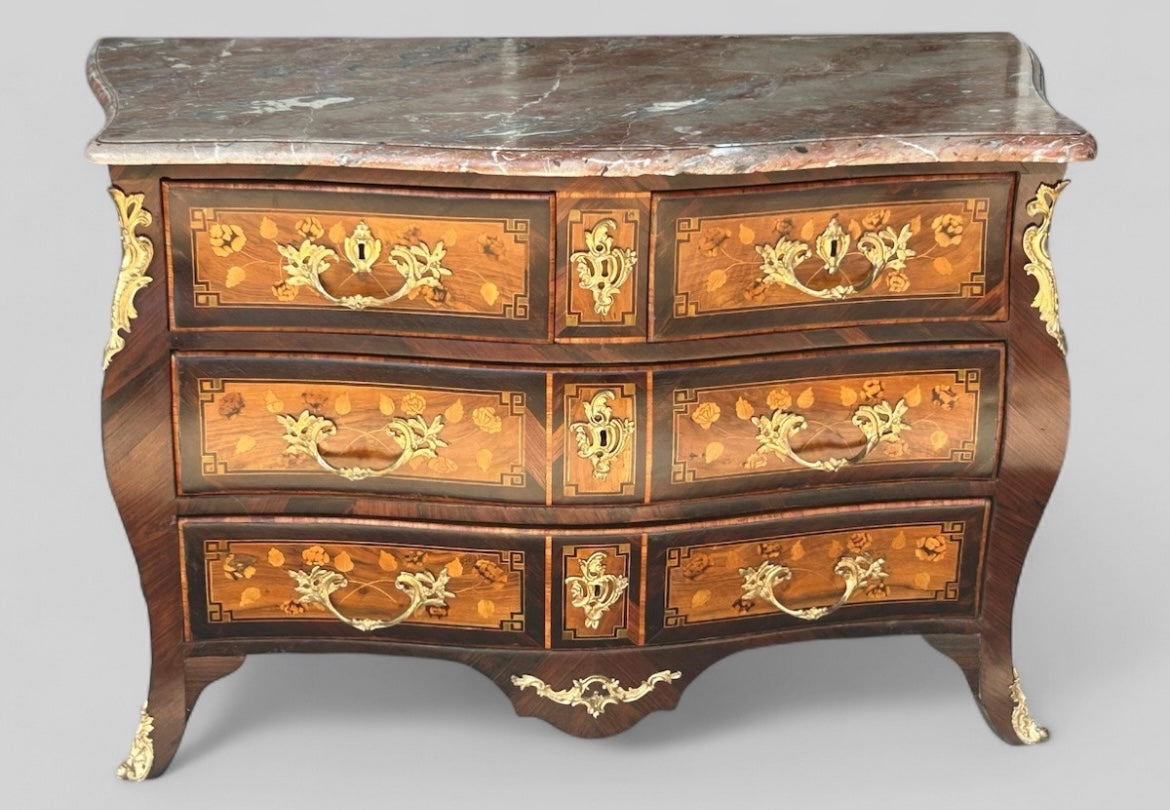 Commode tombeau Louis XV en marqueterie de fleurs d’époque XVIIIème siècle