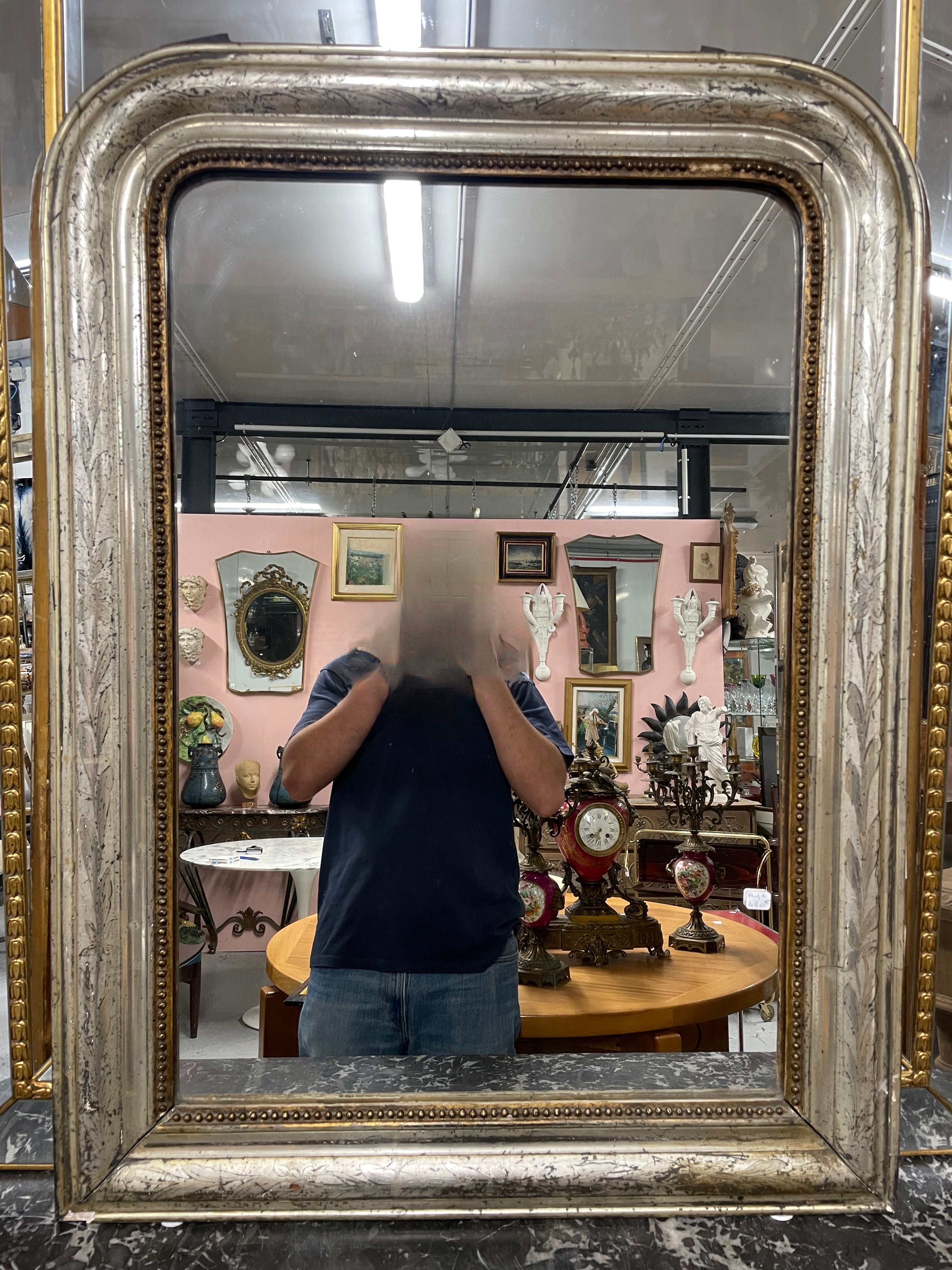 Miroir Louis Philippe en bois argenté à la feuille