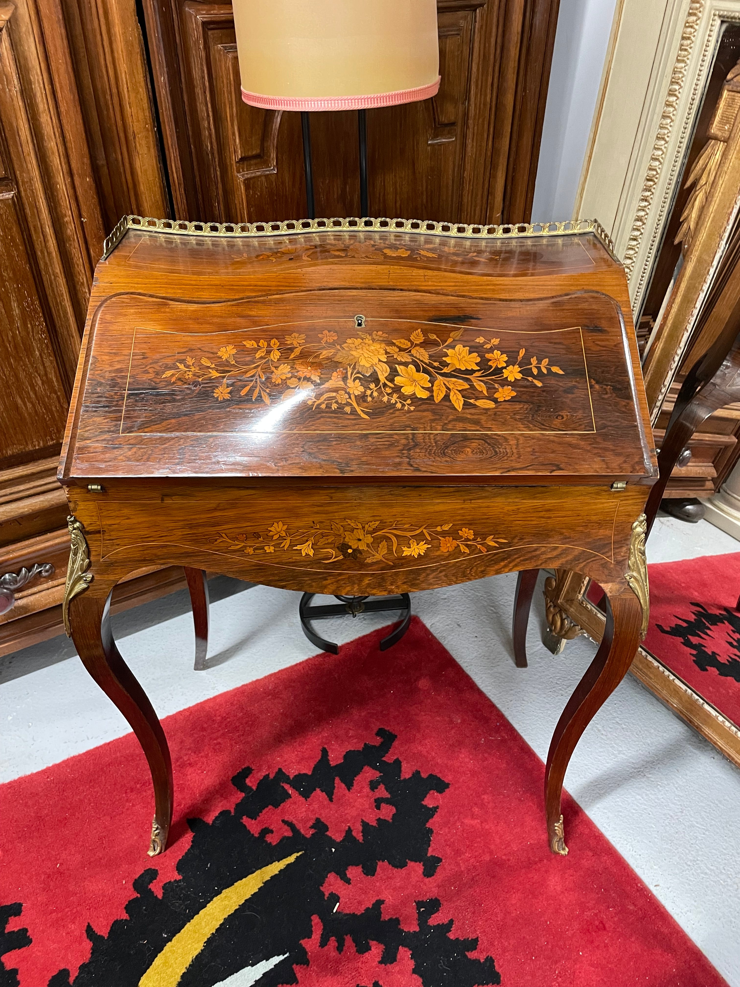 Bureau bonheur du jour en marqueterie de style Louis XV