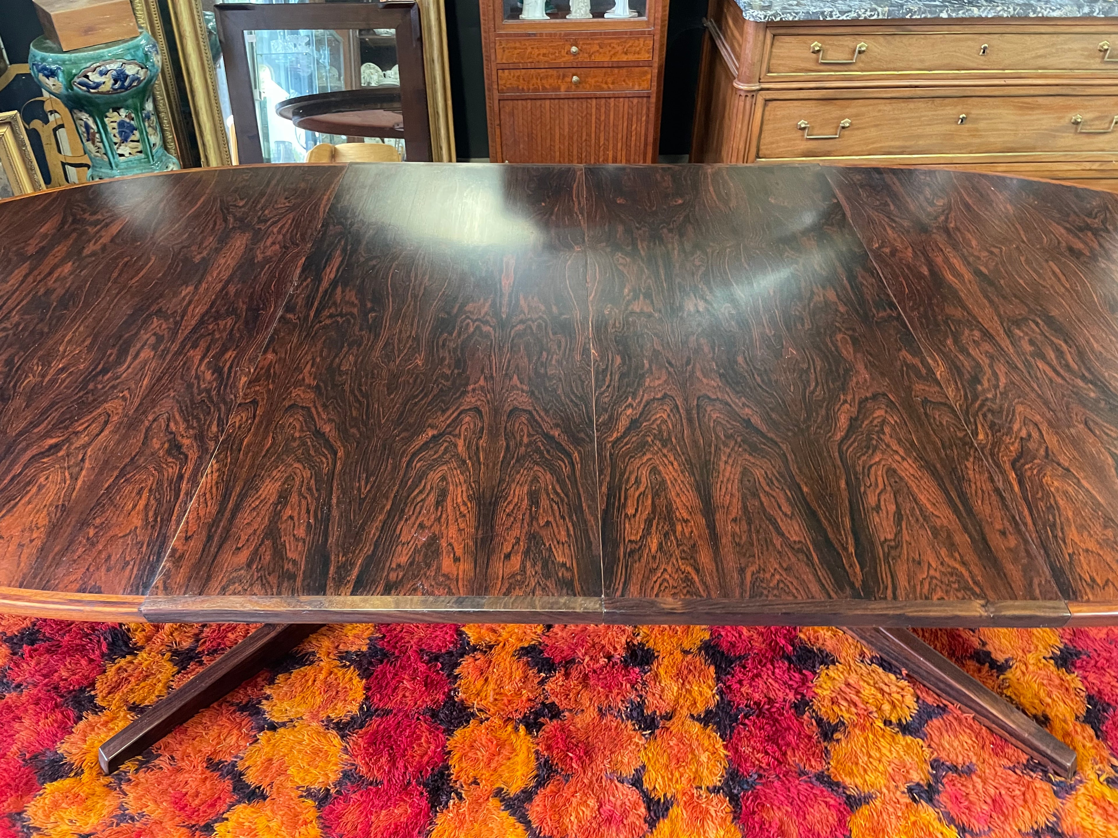 Grande table scandinave en palissandre vers 1960