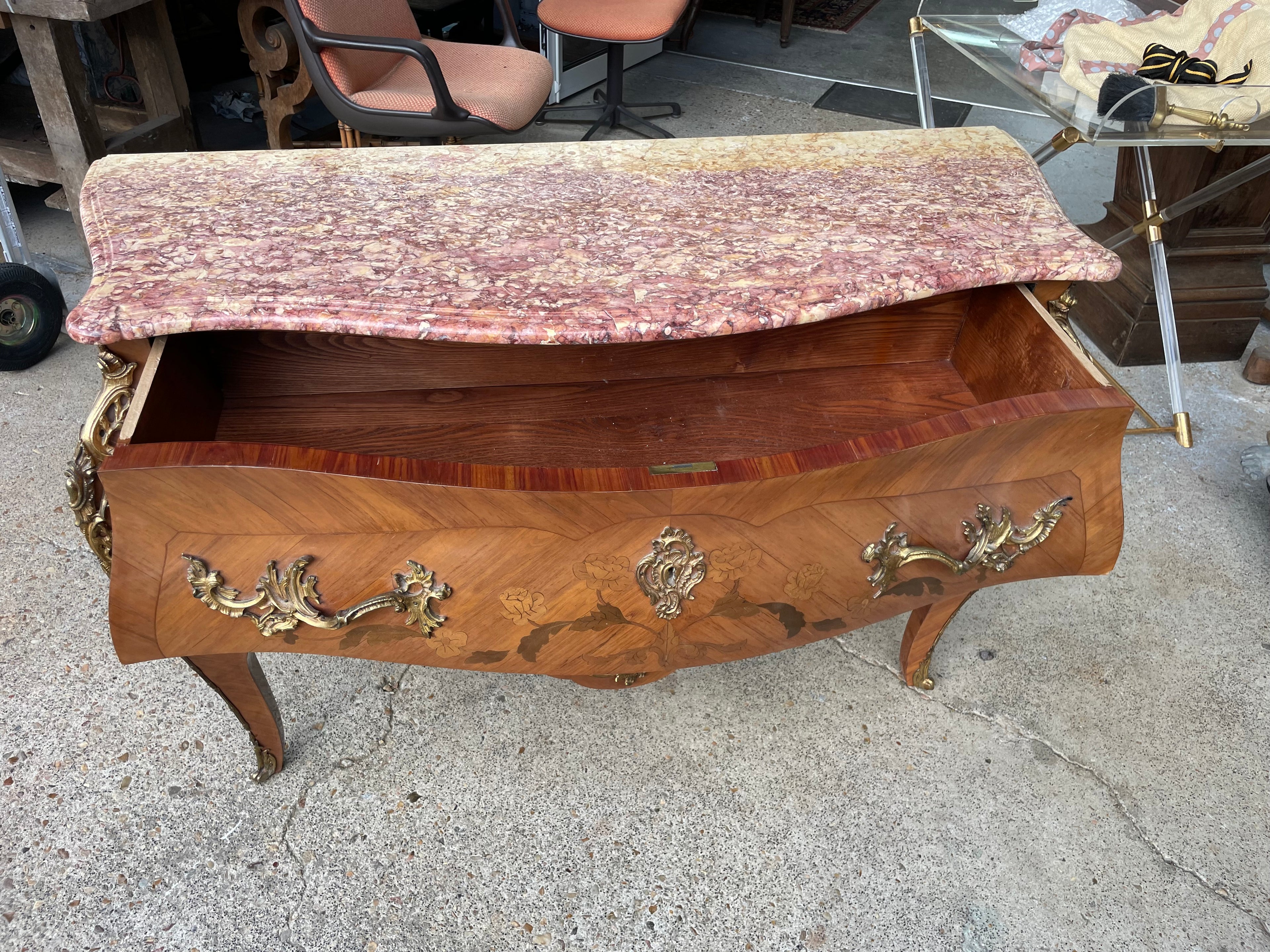Commode sauteuse style Louis XV en marqueterie