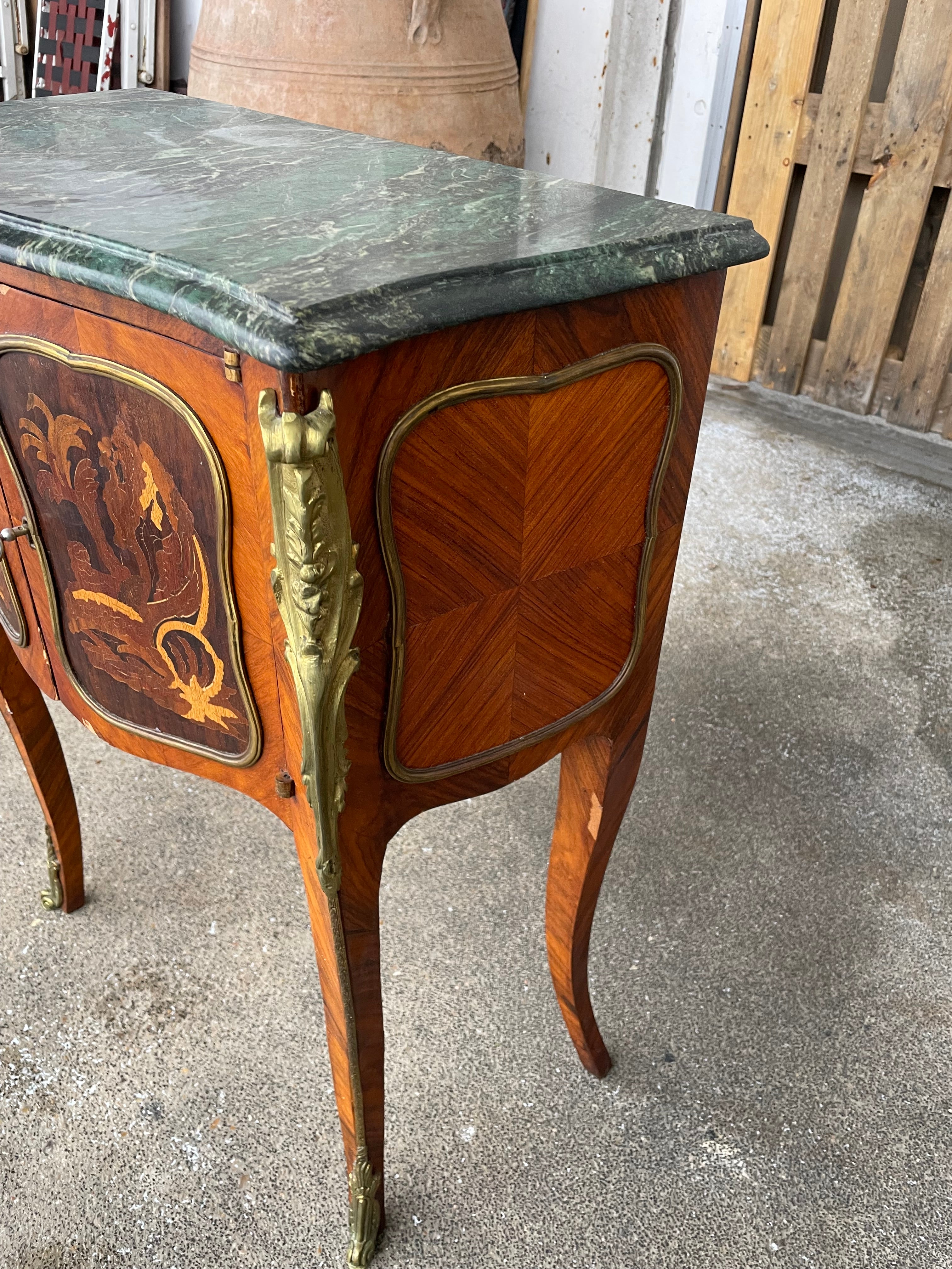 Petite commode de salon en marqueterie style Louis XV