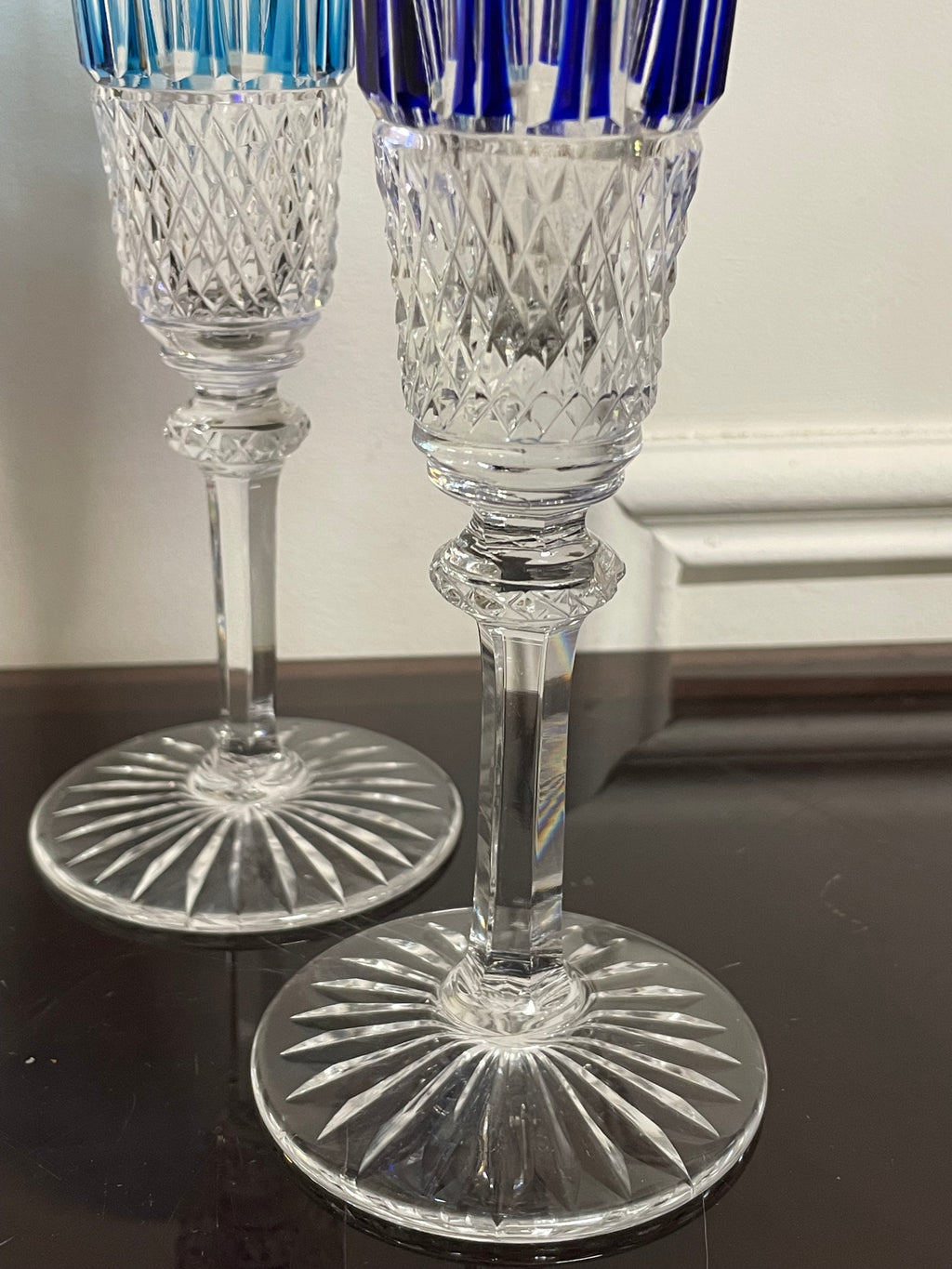 6 FLÛTES À CHAMPAGNE EN CRISTAL DE COULEUR SAINT LOUIS MODÈLE TOMMY H: 20,5