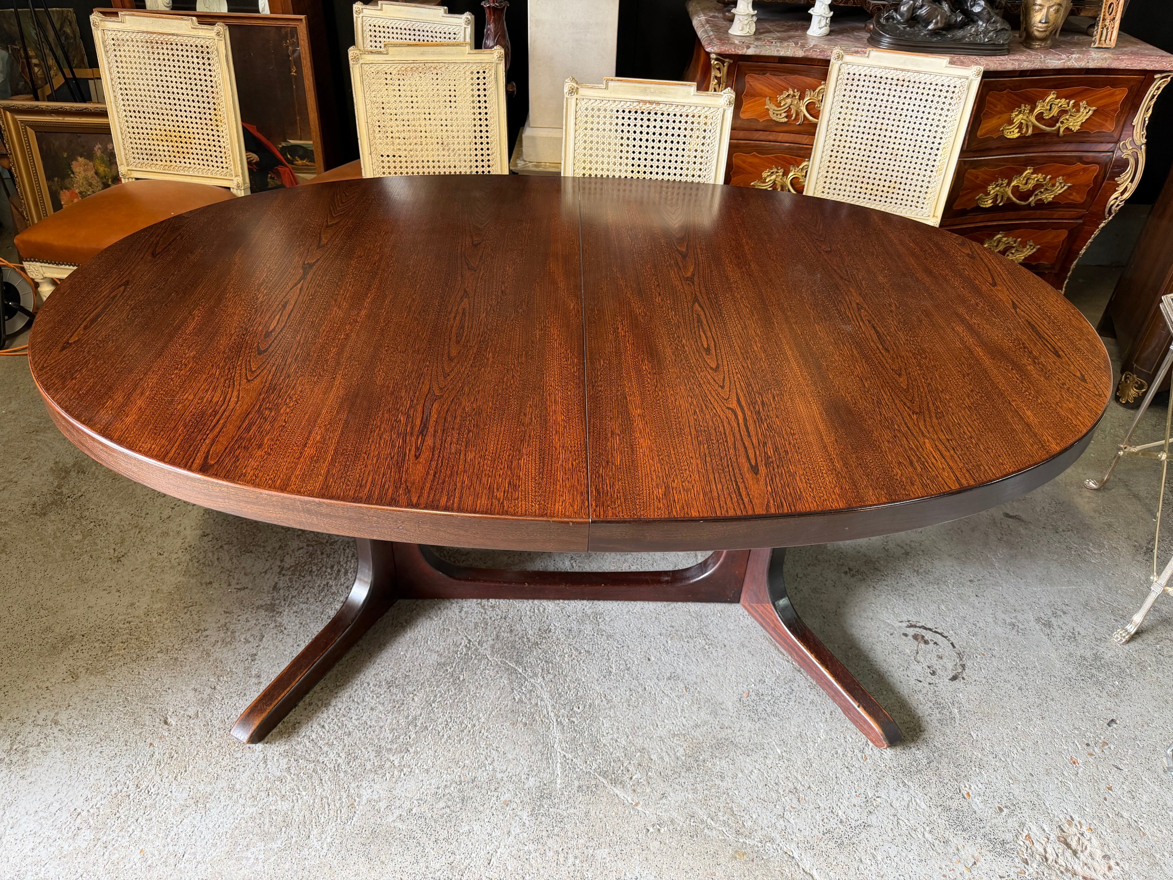 Grande table ovale Baumann circa 1960