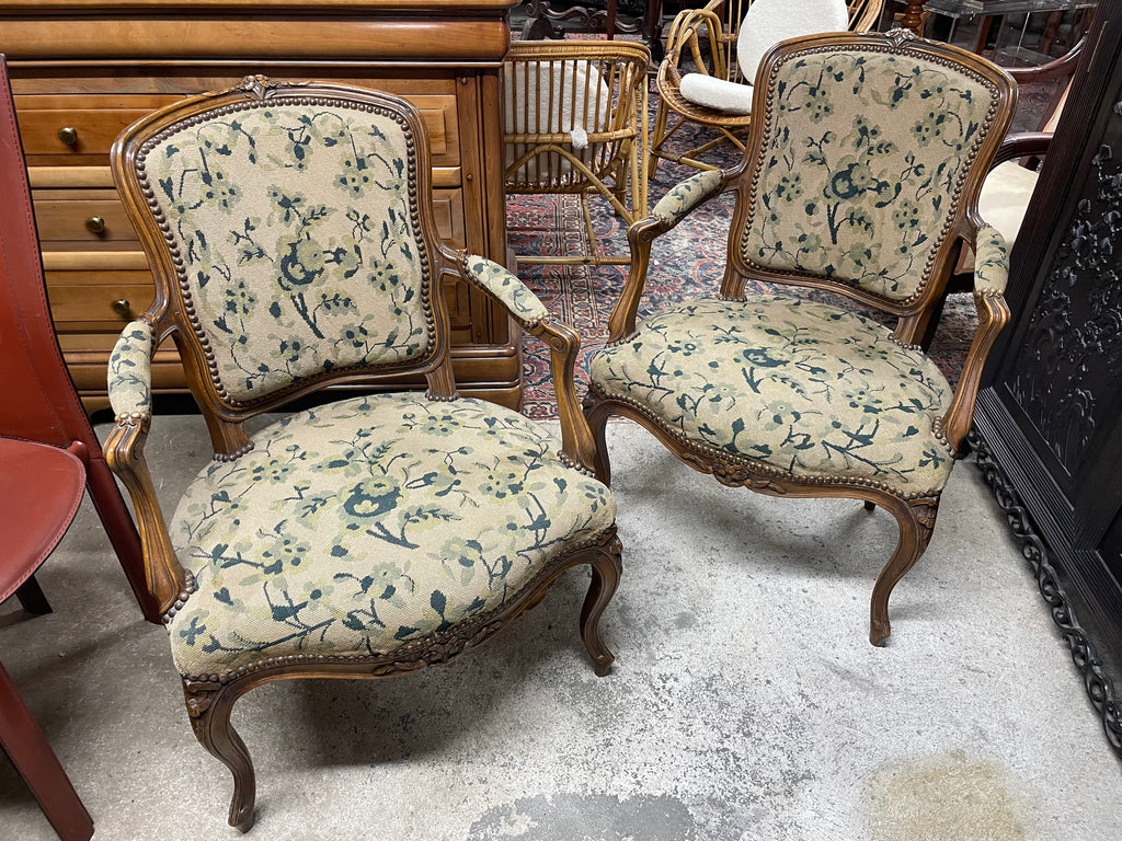 Paire de fauteuils en hêtre de style Louis XV époque 19ème