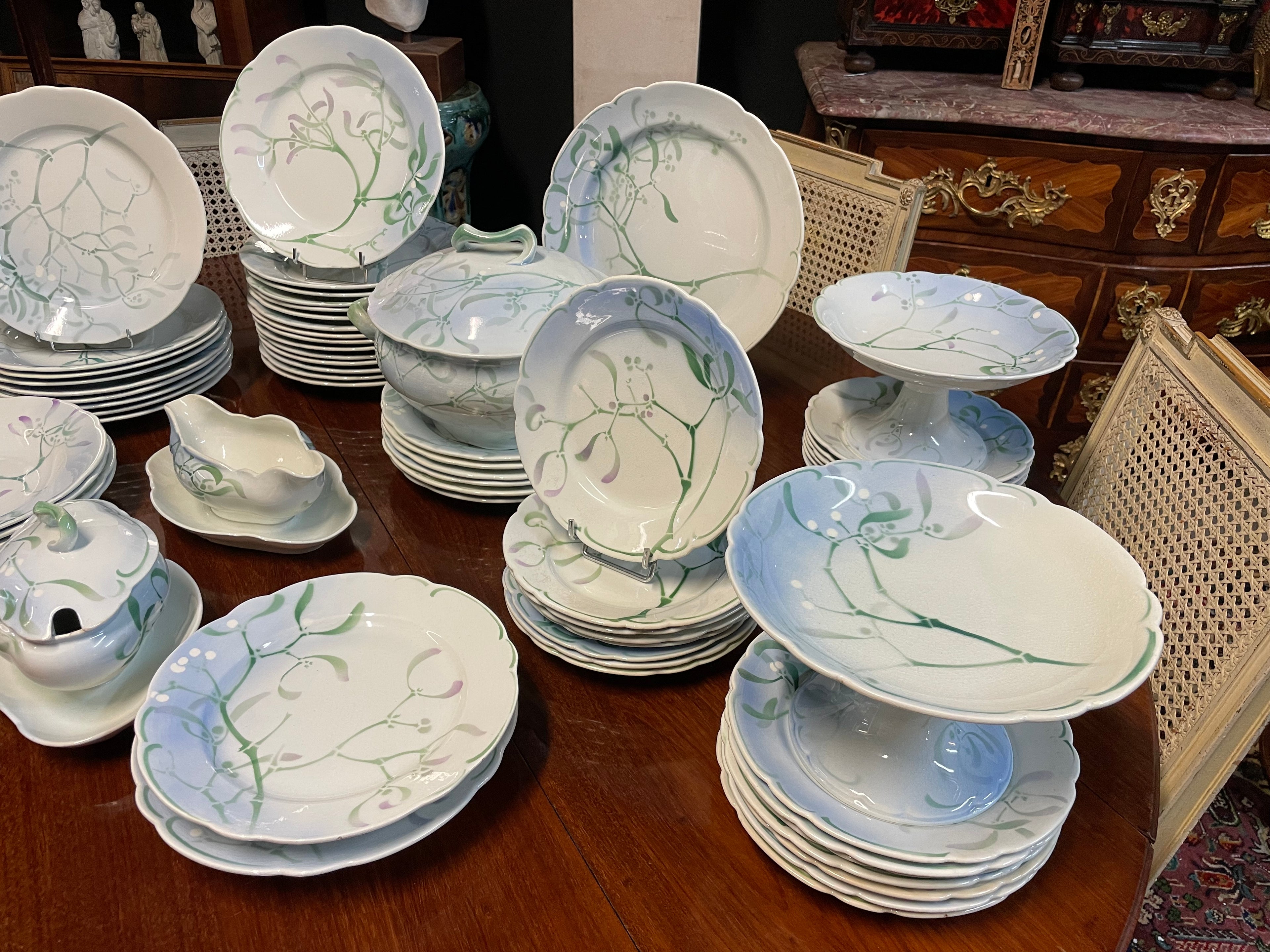 SERVICE DE TABLE AU « GUI » EDMOND LACHENAL FAIENCE KELLER ET GUERIN 62 PIÈCES