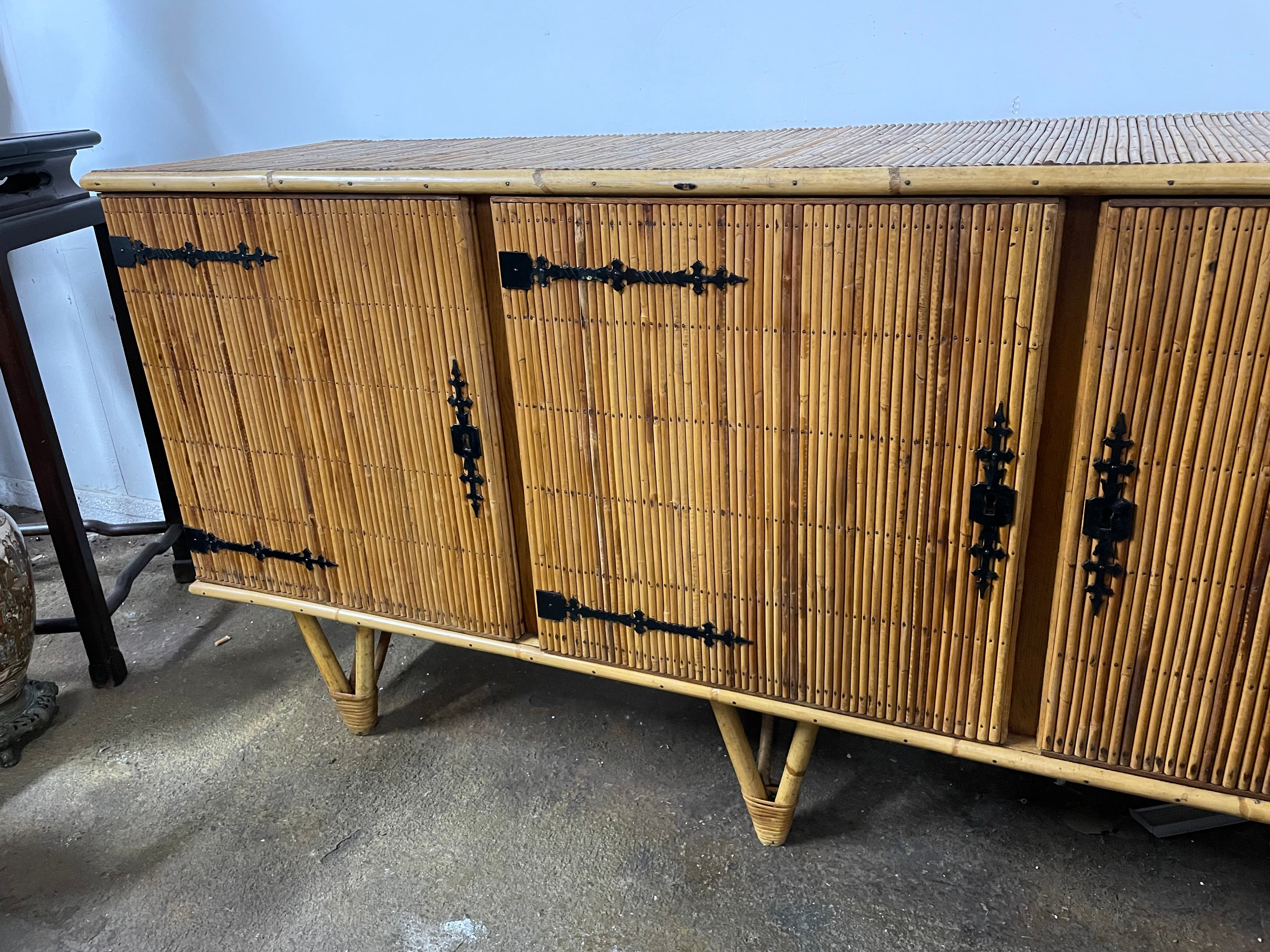 VENDUE - Enfilade en rotin Audoux Minet vers 1960