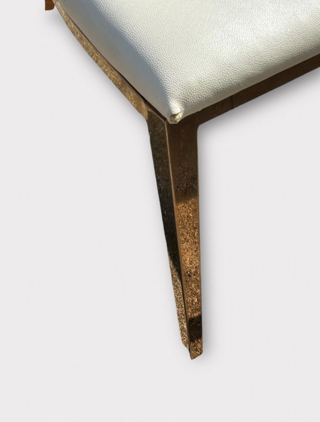 Six Chaises à dossier médaillon En Laiton Et Skaï Blanc Vers 1980