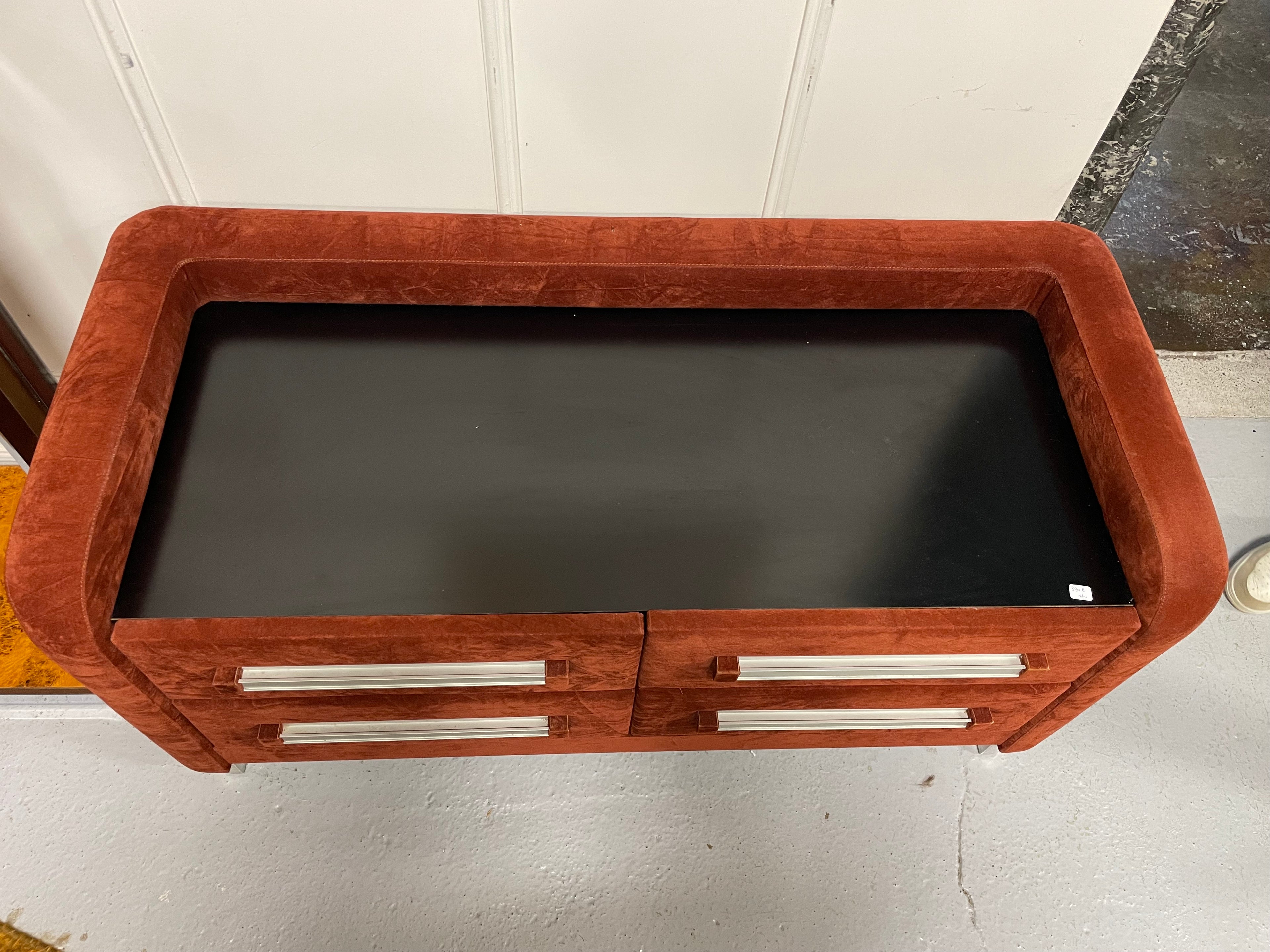 VENDUE - Petite commode vintage gainée de velours Circa 1970