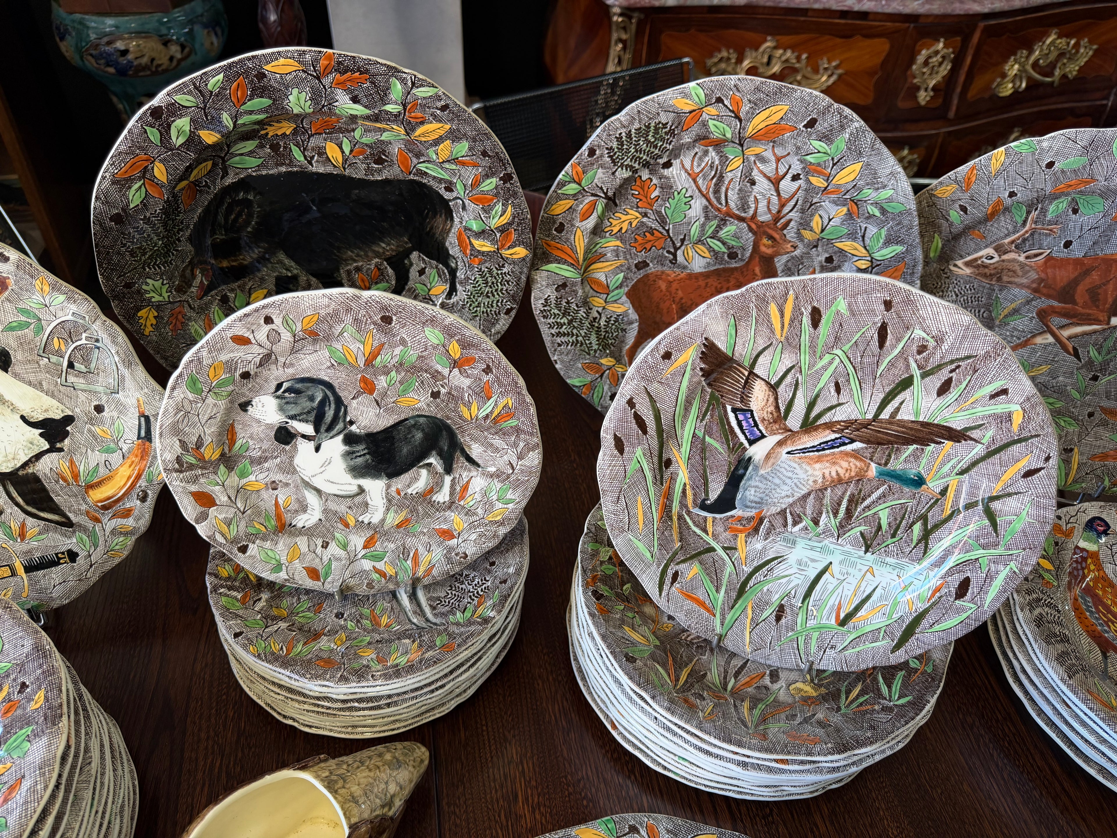 GIEN - MODÈLE RAMBOUILLET - SERVICE DE TABLE EN FAÏENCE DE GIEN DÉCOR DE CHASSE 53 PIÈCES