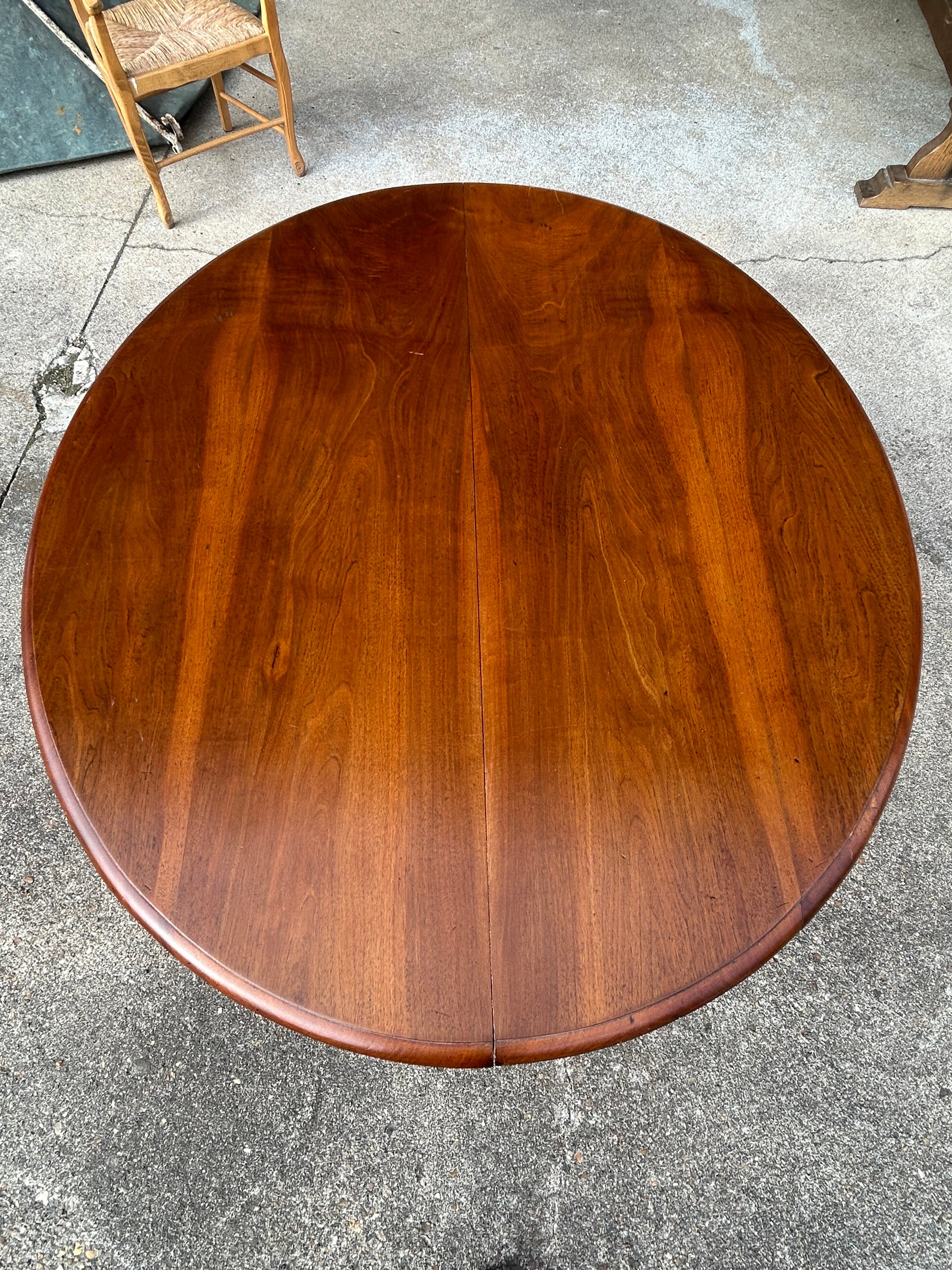 Grande table de salle à manger pied central