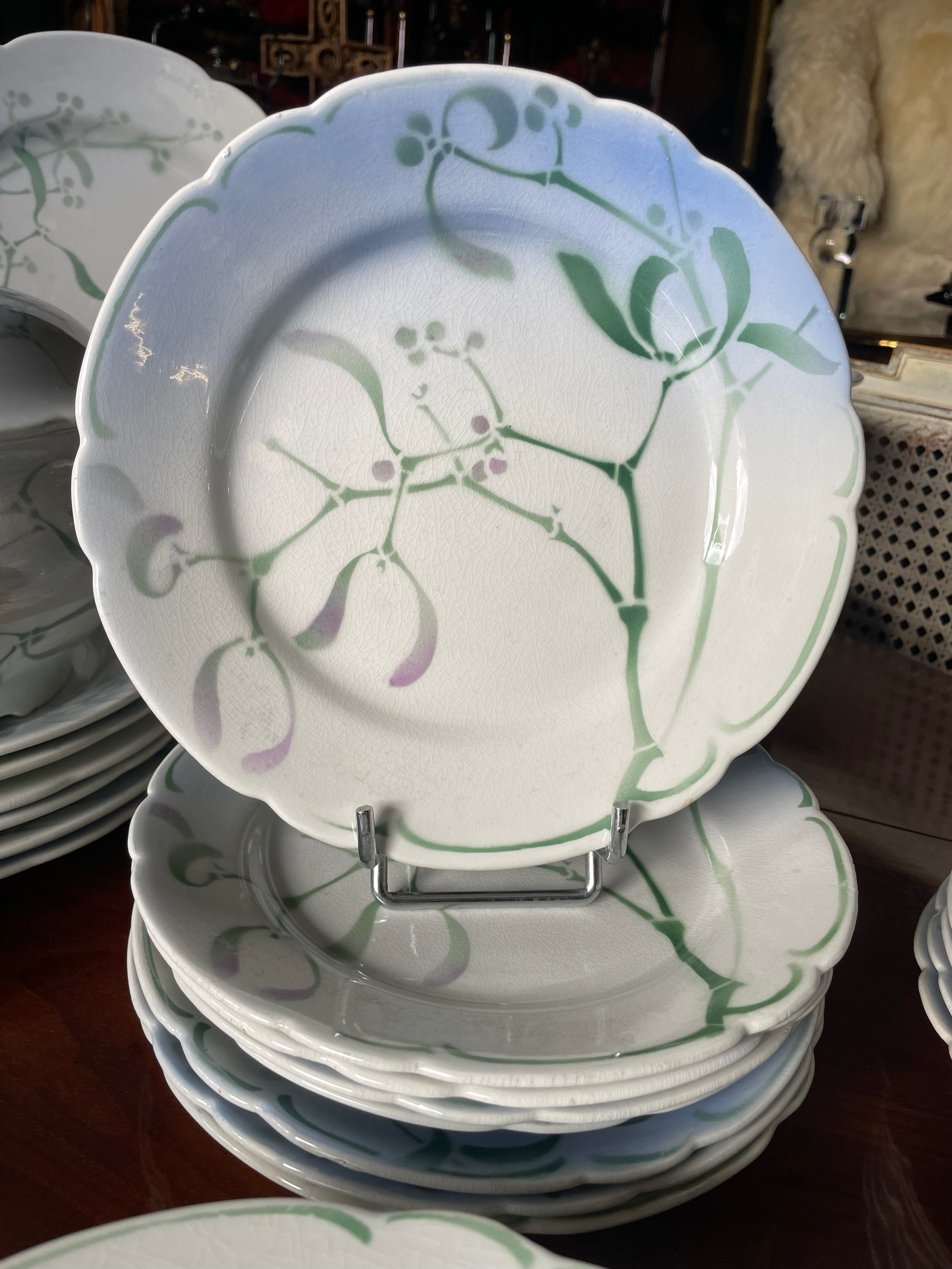 SERVICE DE TABLE AU « GUI » EDMOND LACHENAL FAIENCE KELLER ET GUERIN 62 PIÈCES