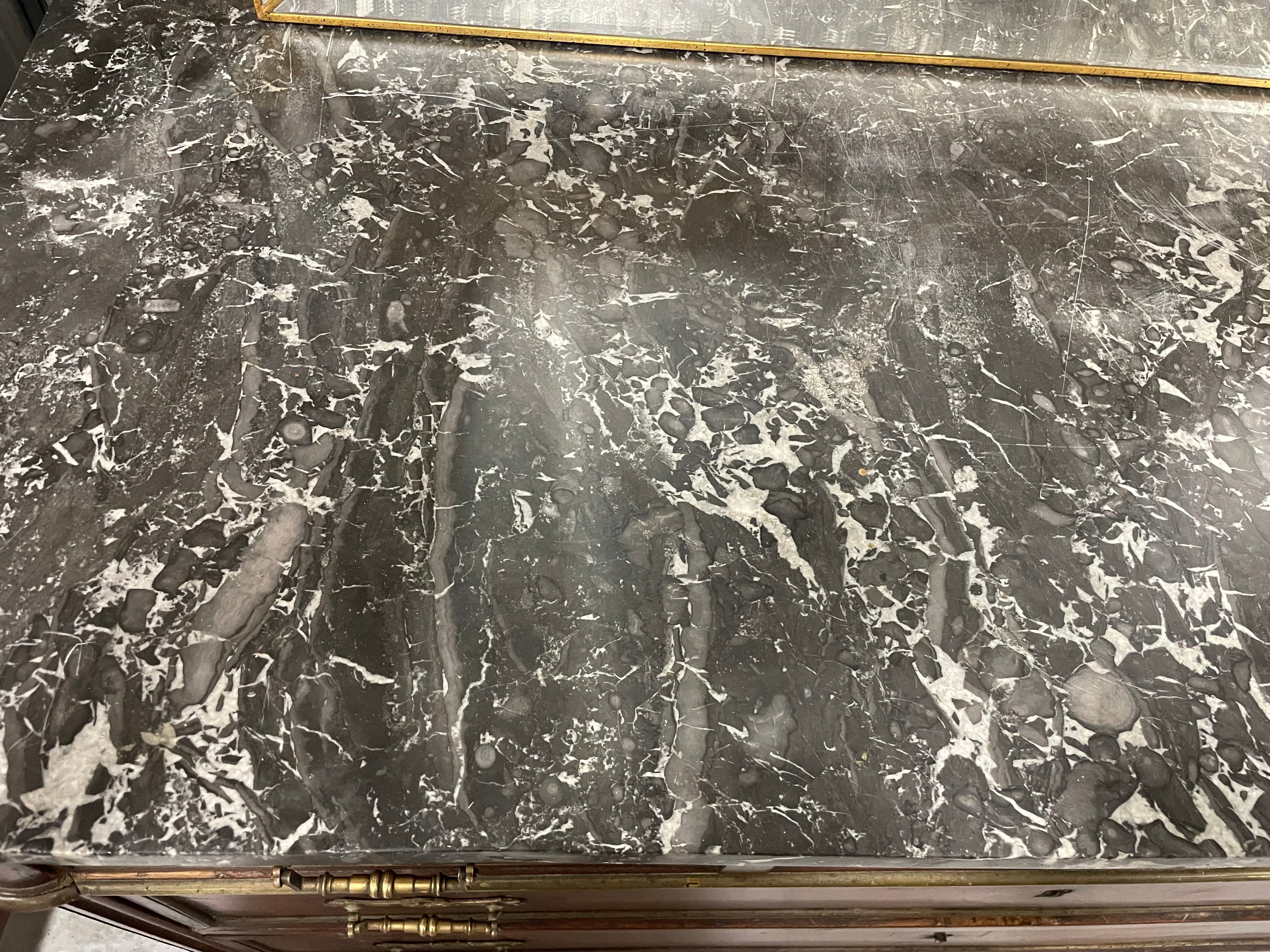 Commode d’époque Louis XVI en acajou