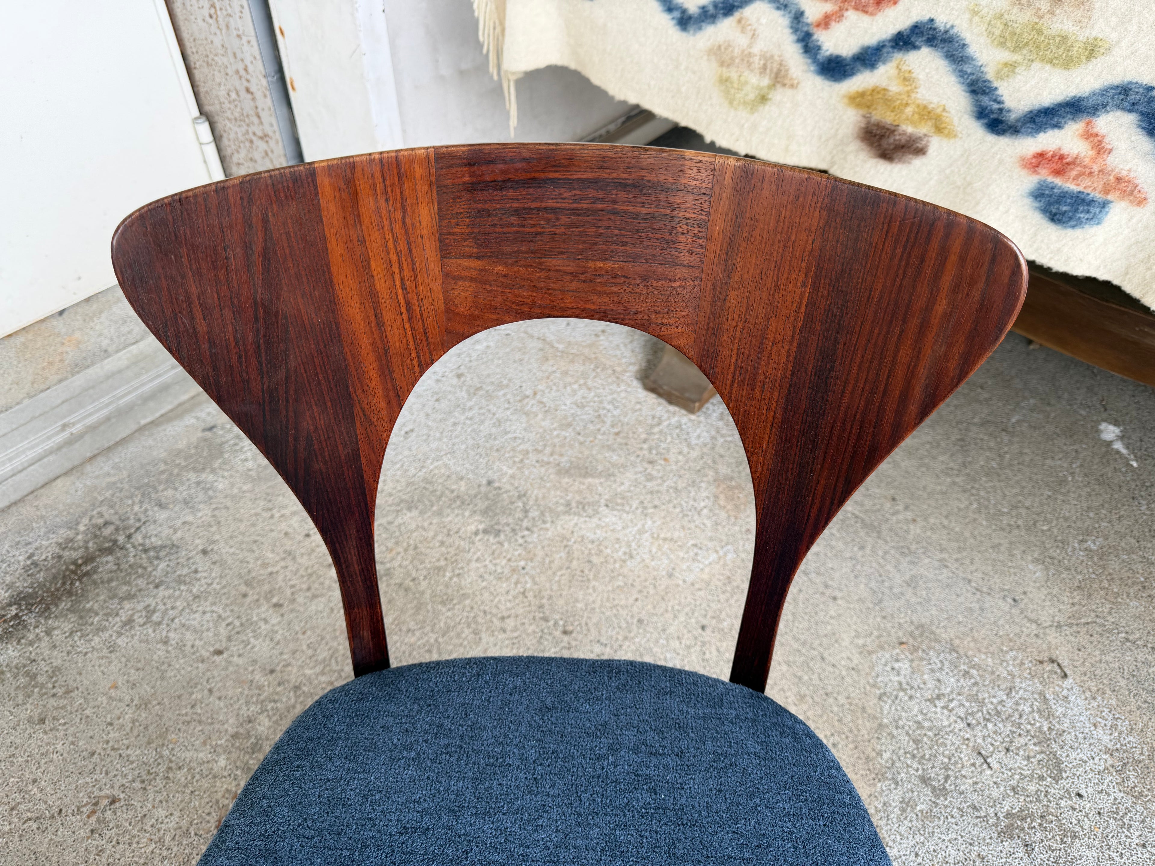 SUITE DE 4 CHAISES EN PALISSANDRE DE RIO PAR NIELS KOEFOEDS CIRCA 1960 DANEMARK