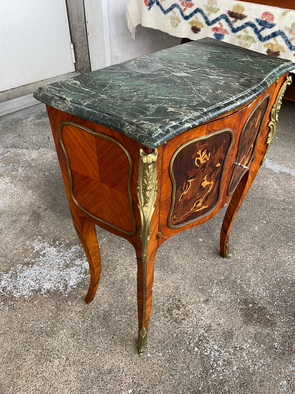 Petite commode de salon en marqueterie style Louis XV