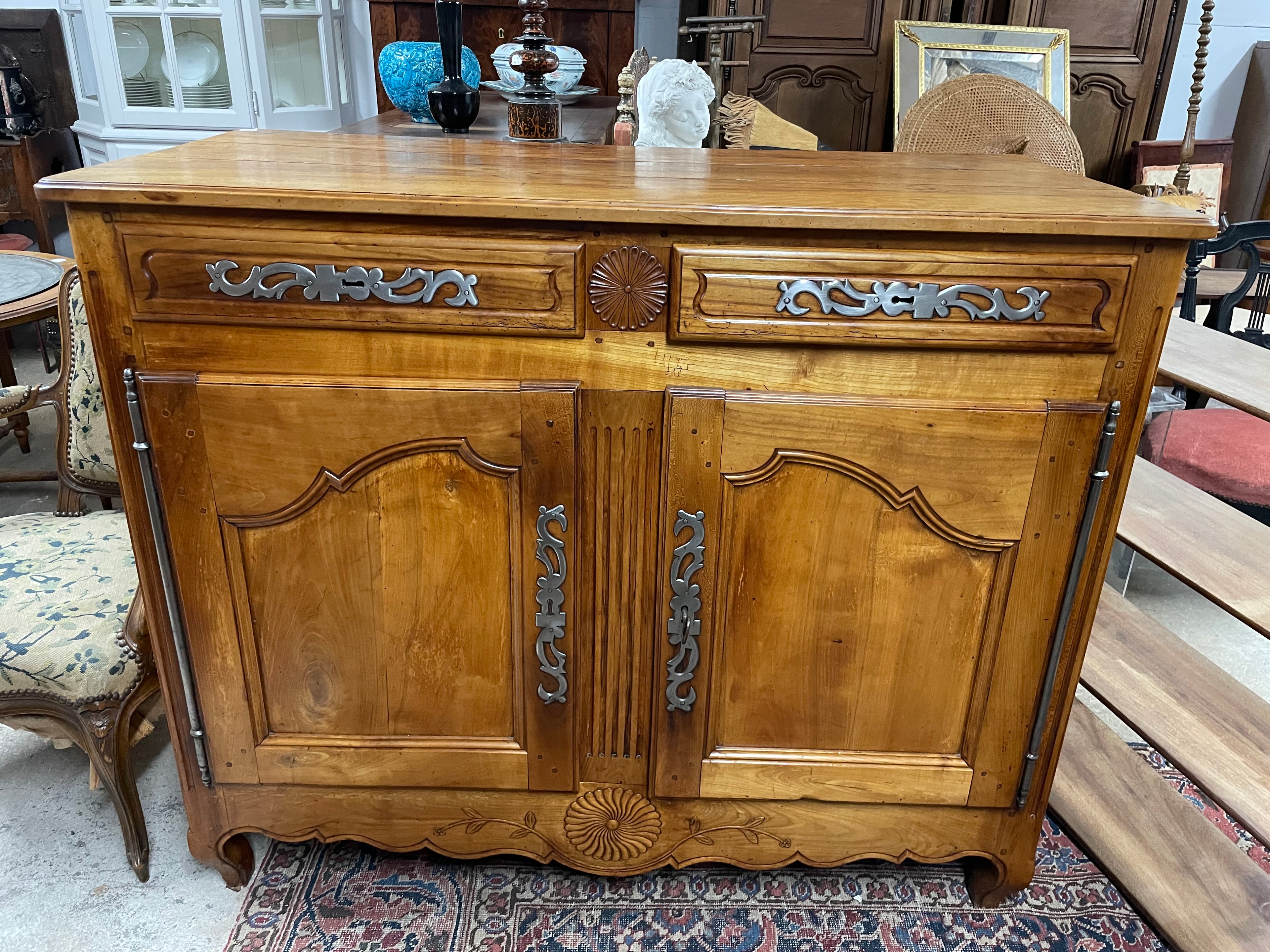 VENDU - Buffet rustique Louis XV en noyer 19ème