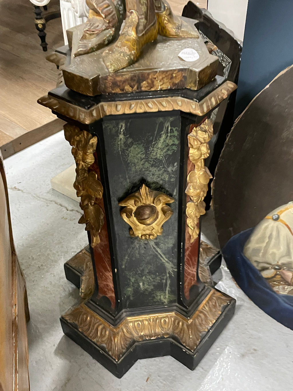 Important nubien porte torchère en bois doré polychrome époque fin XIXème