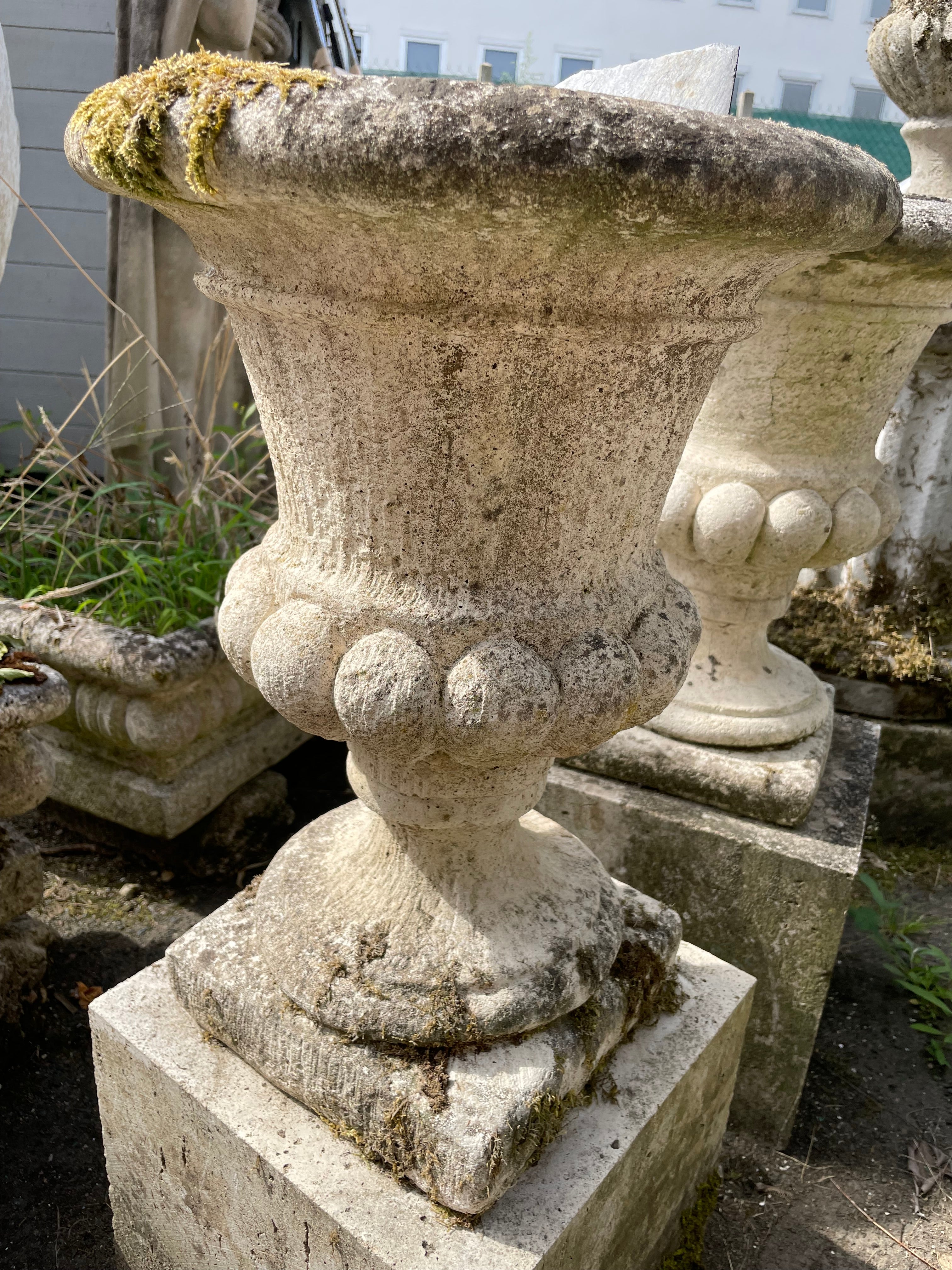 Paire de vases de jardin en pierre reconstituée